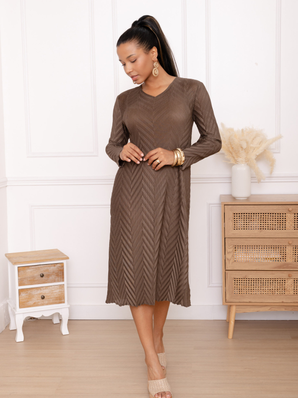 Margaux, la robe droite plissée chevron col en V