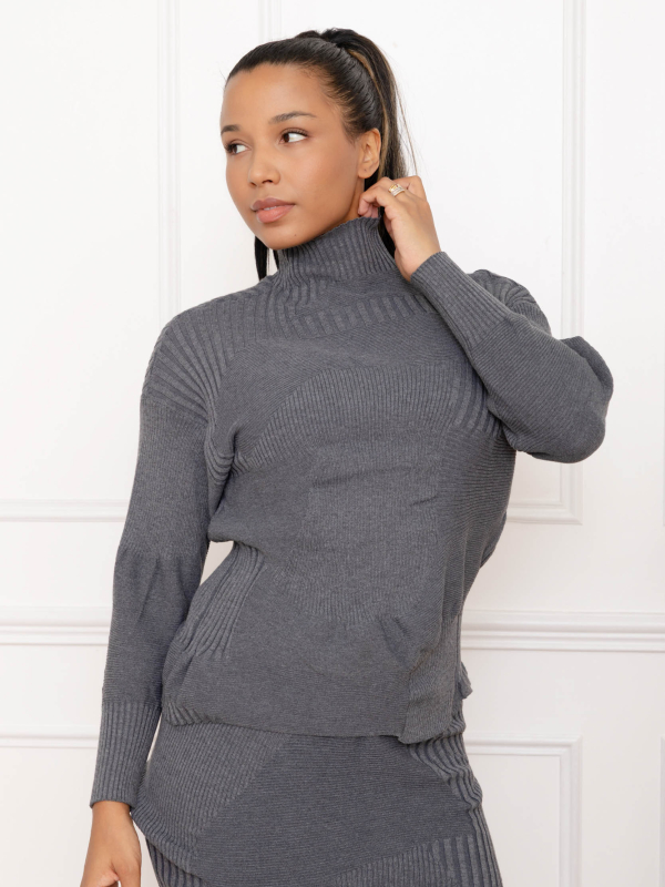 Inès, le pull col roulé en maille côtelée géométrique