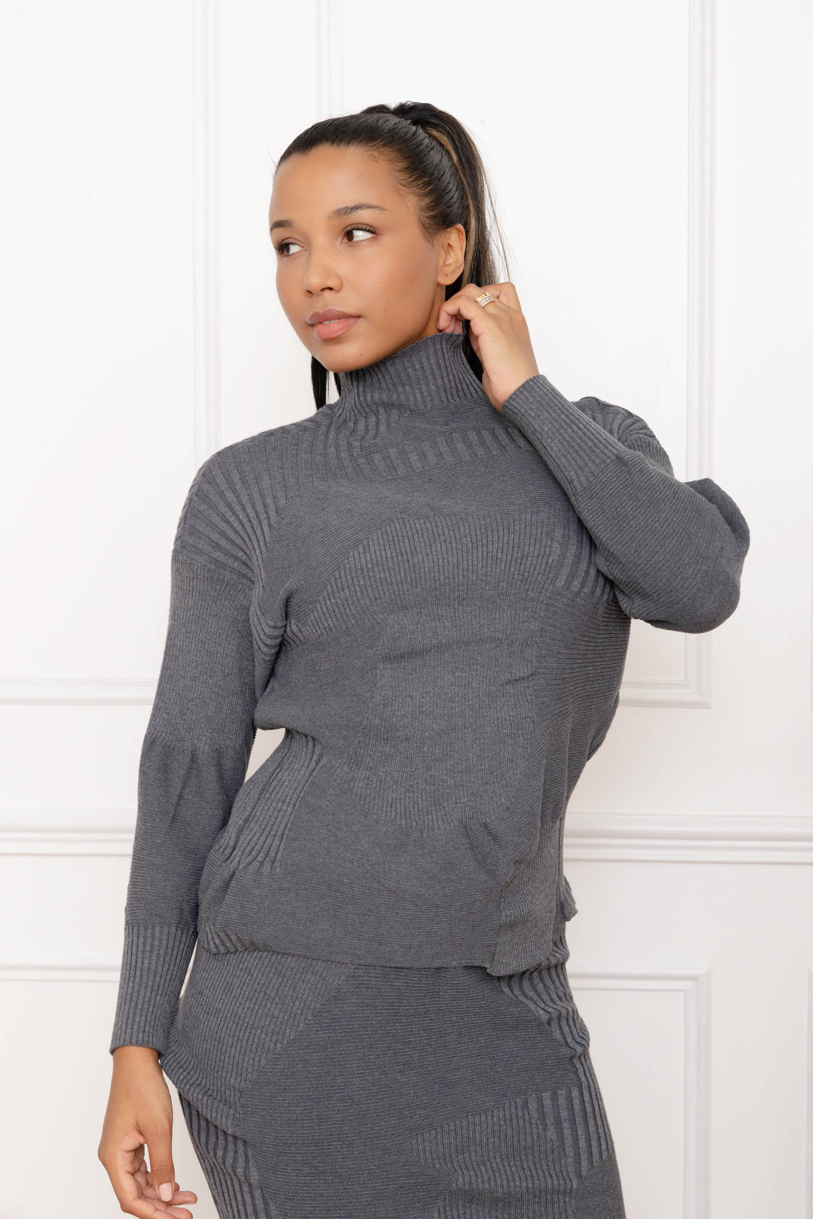 Inès, le pull col roulé en maille côtelée géométrique