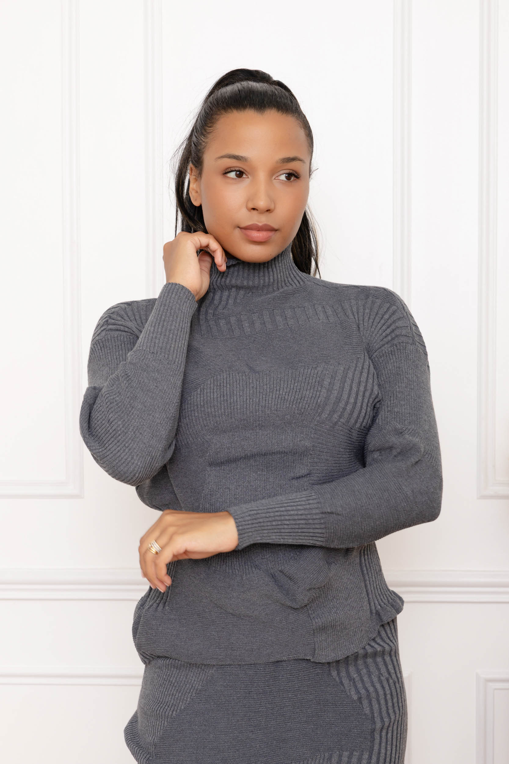 Inès, le pull col roulé en maille côtelée géométrique – Image 2