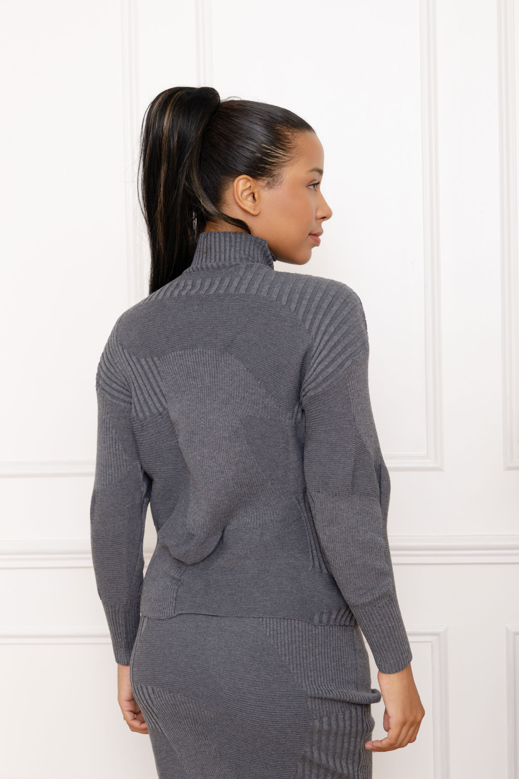 Inès, le pull col roulé en maille côtelée géométrique – Image 3