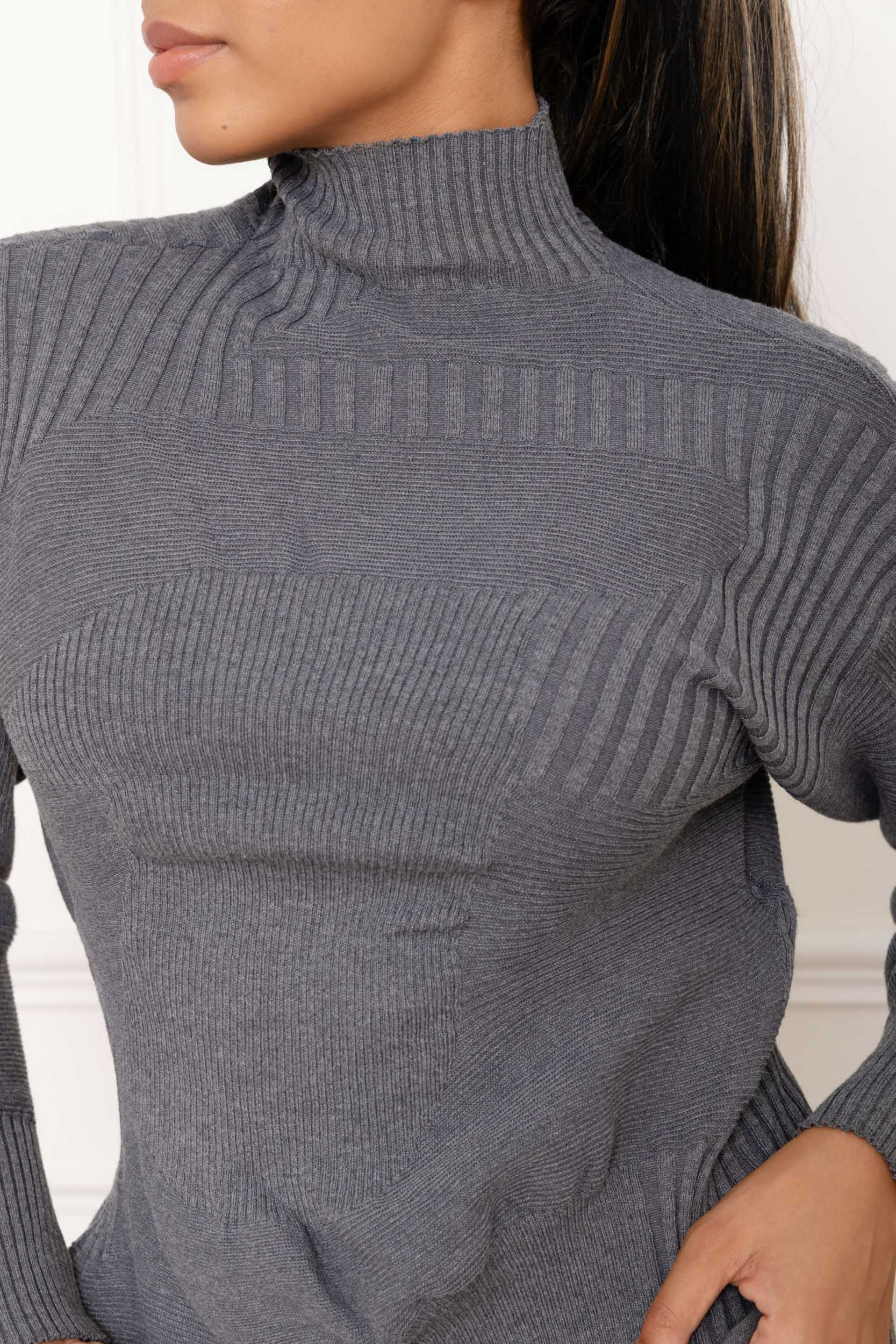 Inès, le pull col roulé en maille côtelée géométrique – Image 4