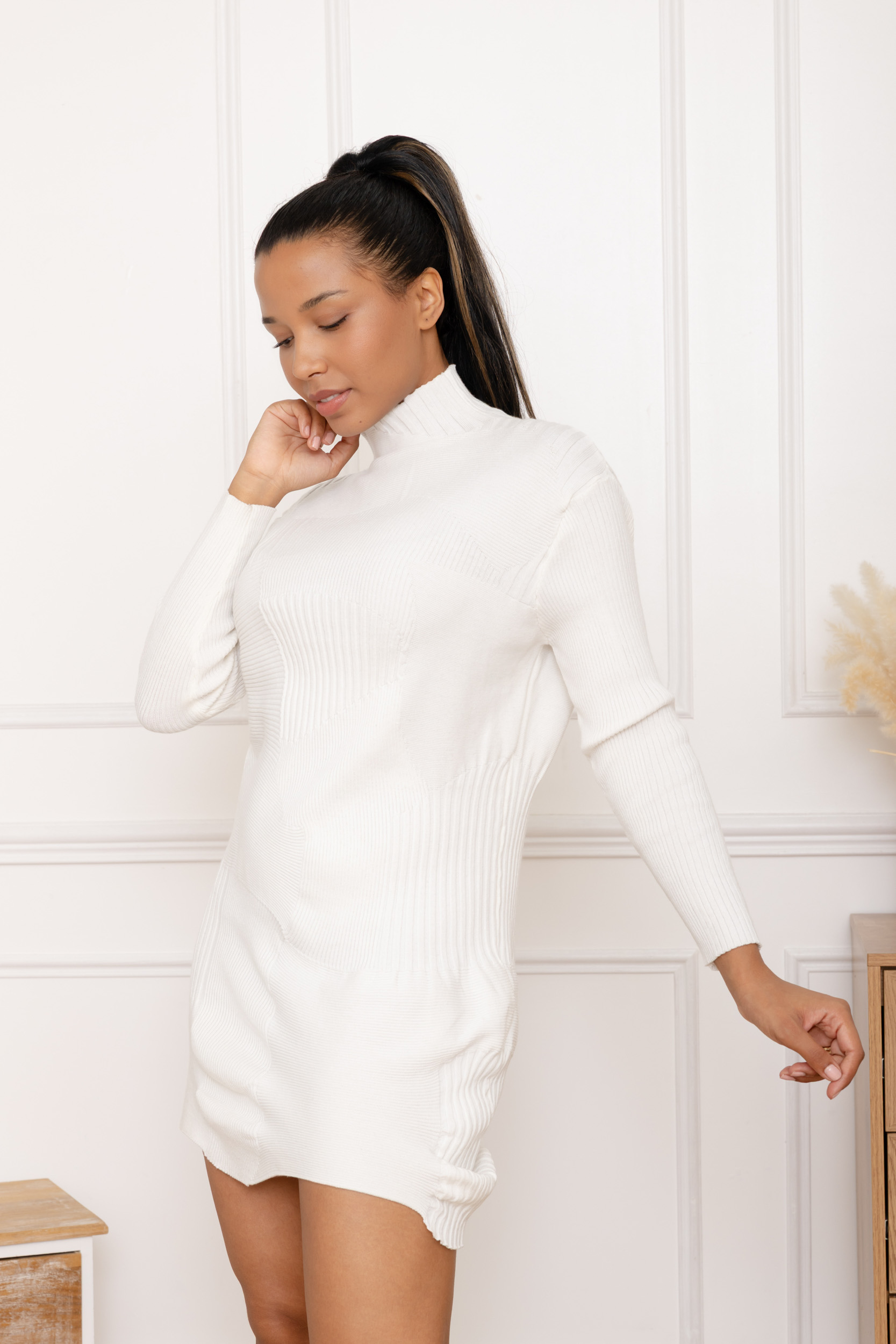 Louisa, la robe pull courte en maille côtelée à empiècements – Image 4