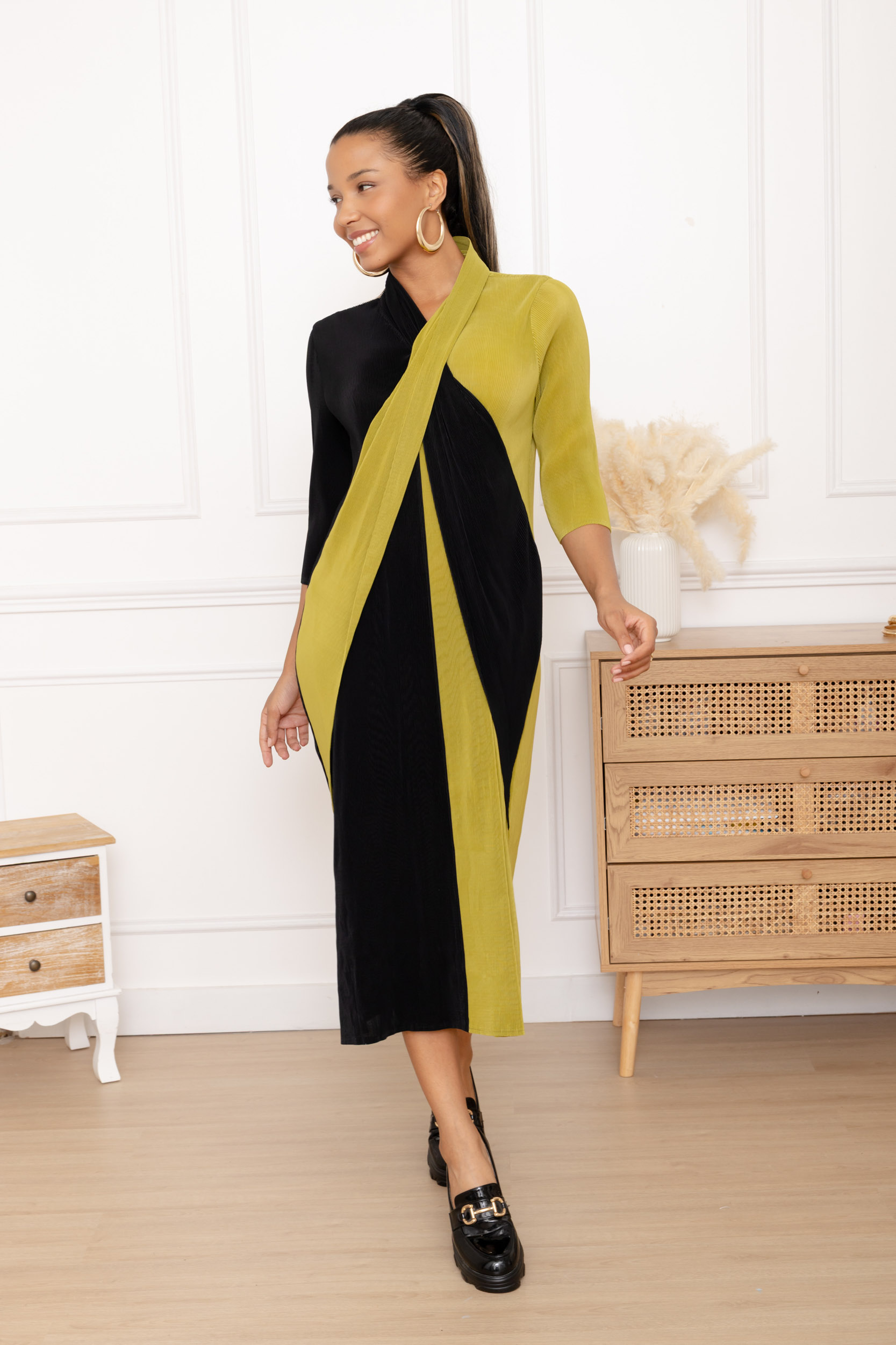 Kim, la robe droite bicolore à écharpe croisée