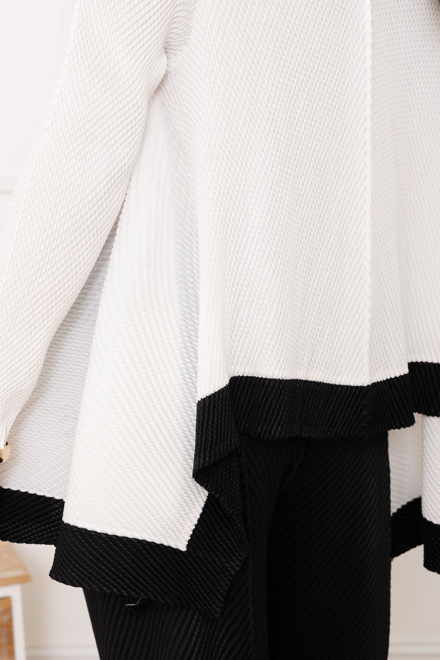 Léa, le top oversize bicolore à ourlet asymétrique – Image 4