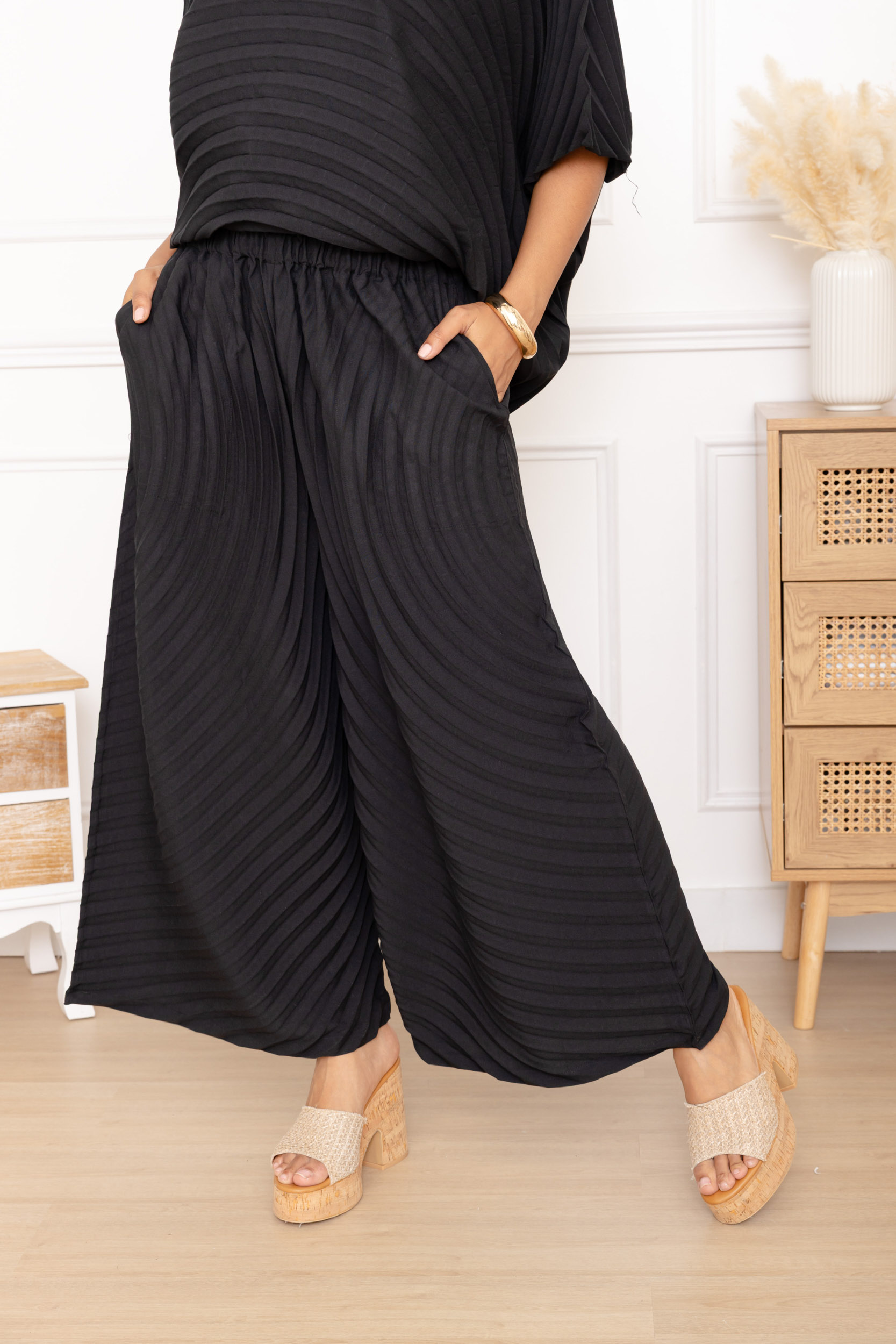 Alba, le pantalon en relief en onde