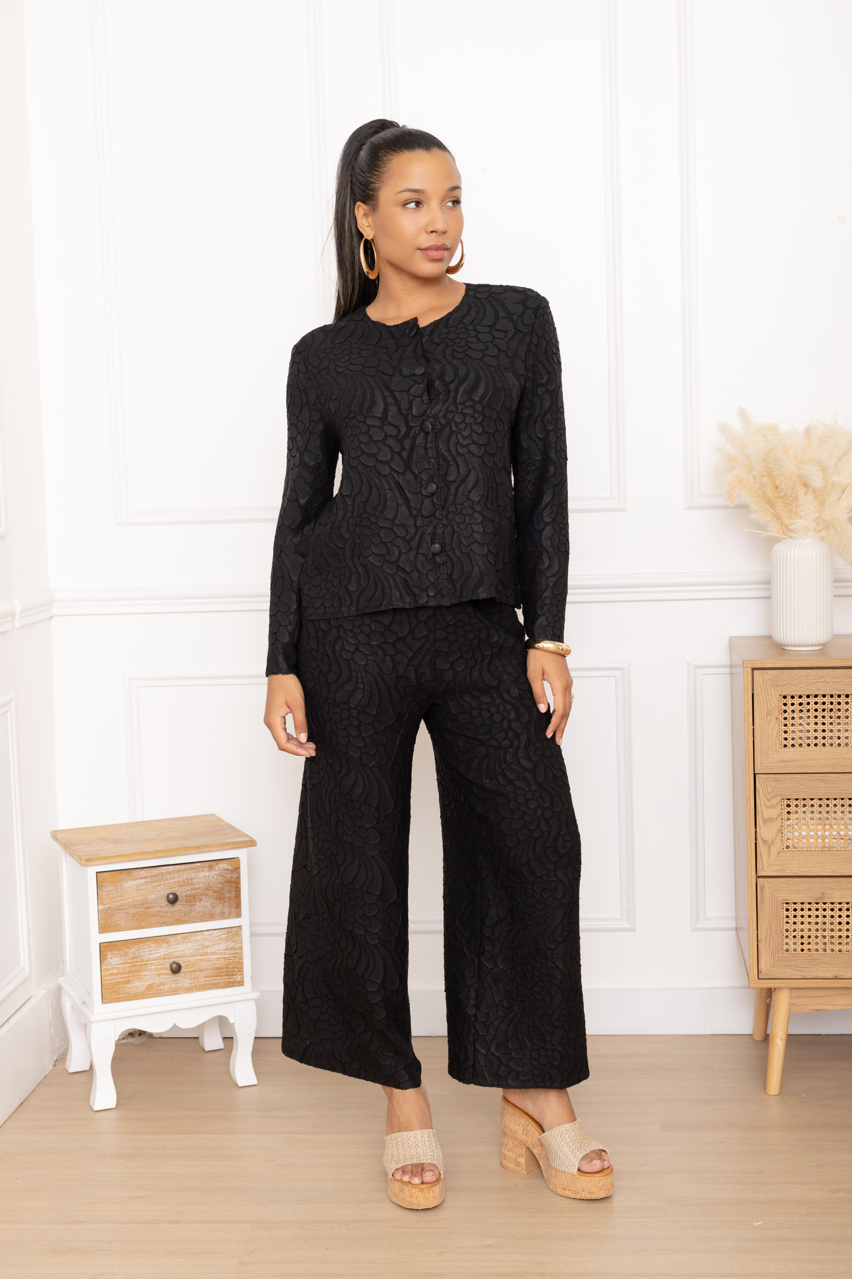 Mathilde, l'ensemble veste courte et pantalon large à broderie florale