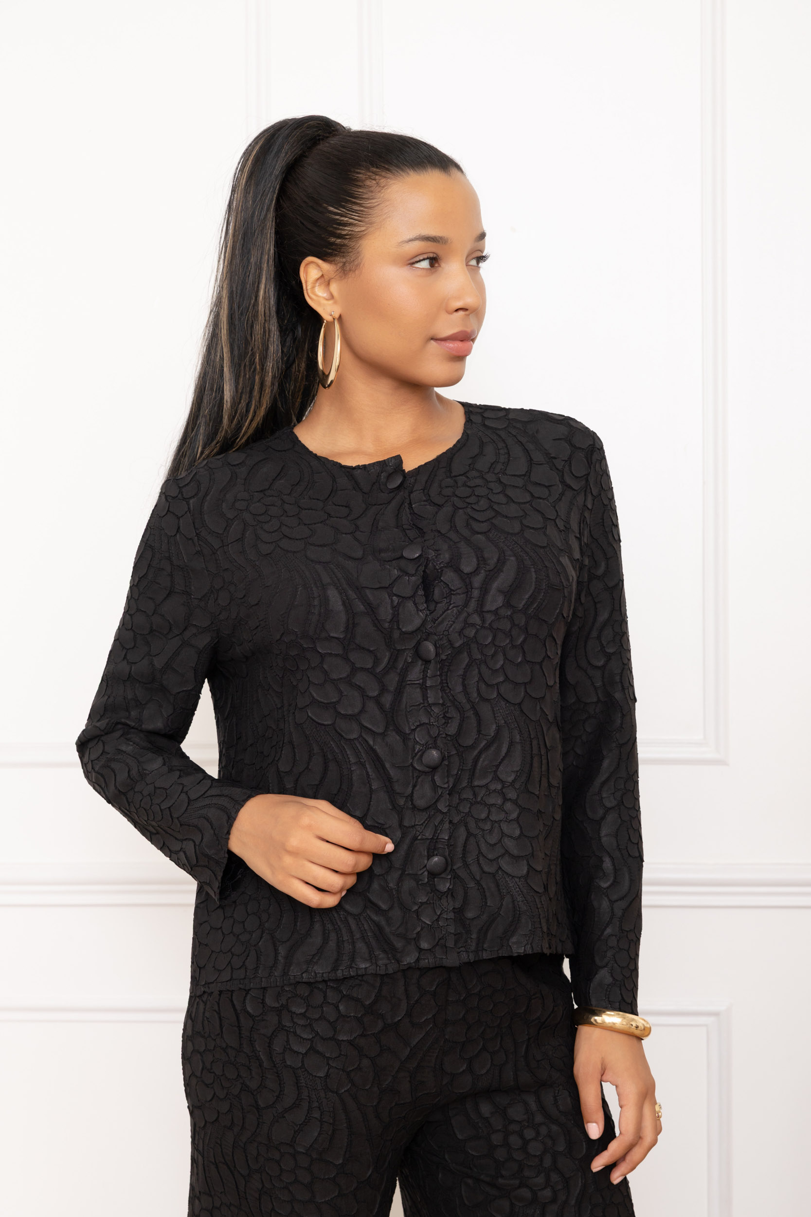 Mathilde, la veste courte col rond à broderie florale – Image 2