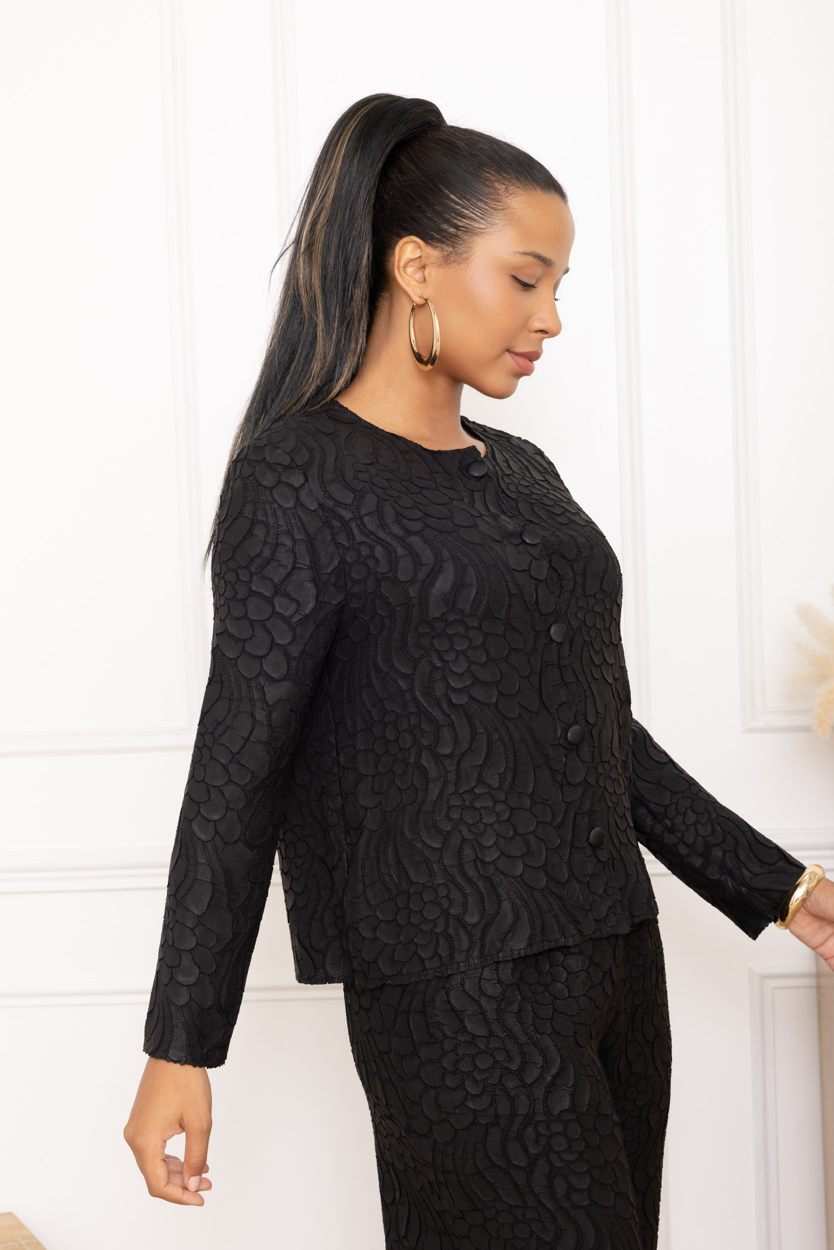 Mathilde, la veste courte col rond à broderie florale – Image 3