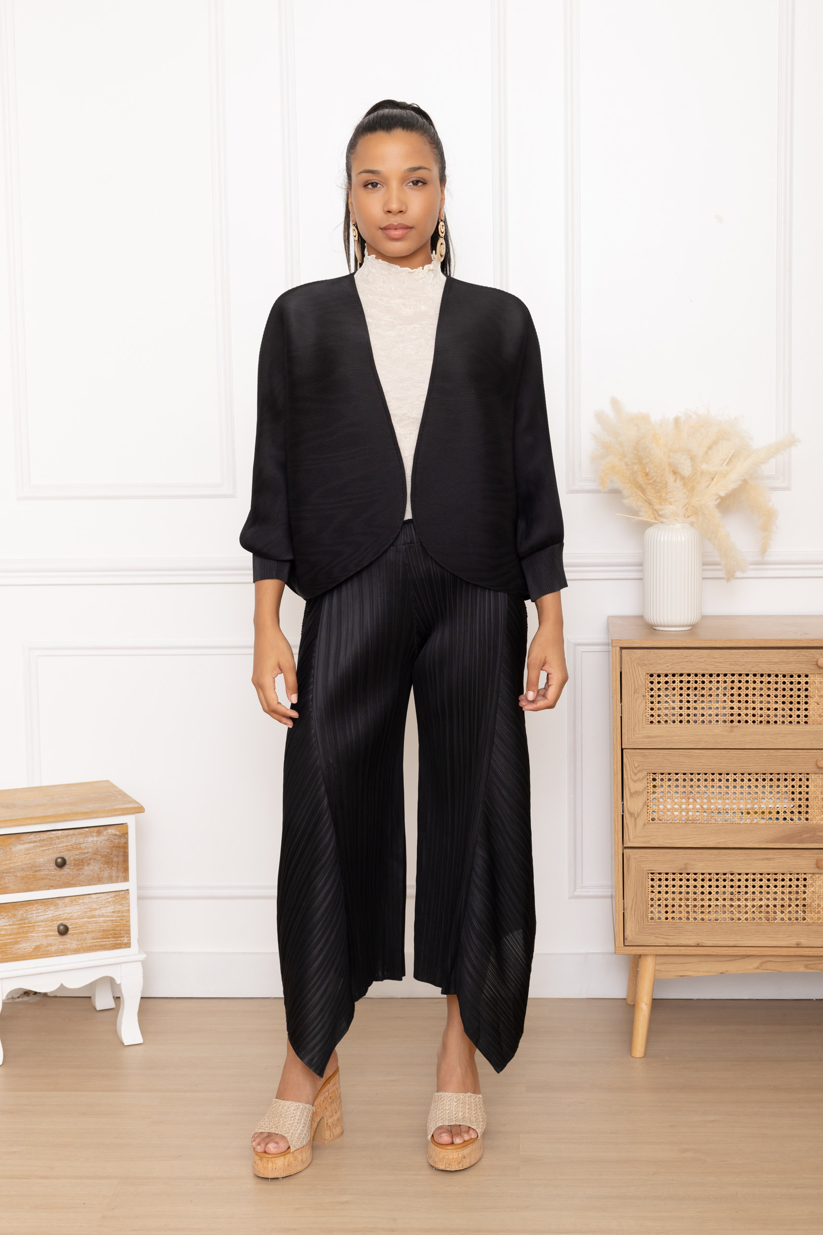 Ilona, la veste courte plissée à manches chauve-souris – Image 8