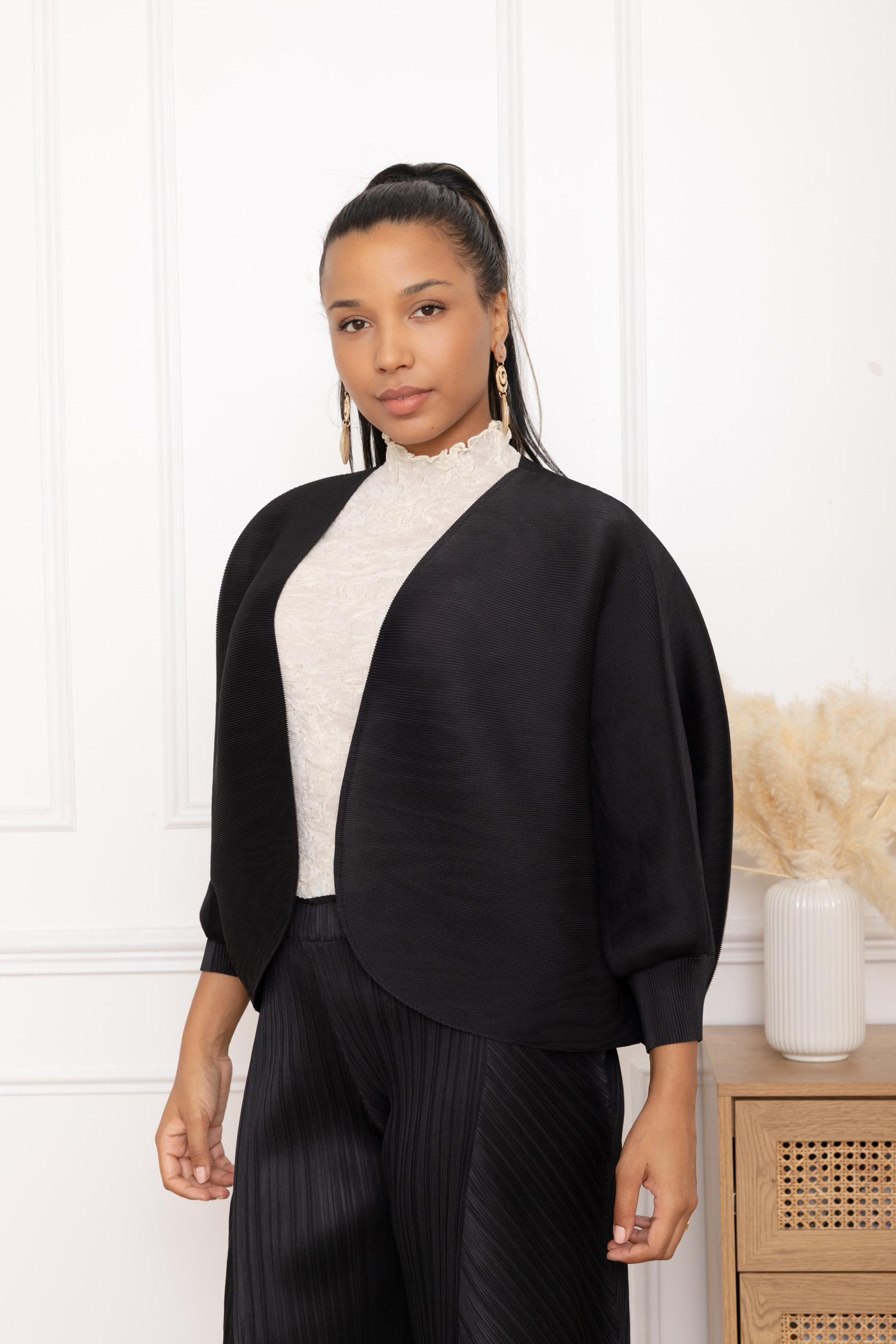 Ilona, la veste courte plissée à manches chauve-souris – Image 4