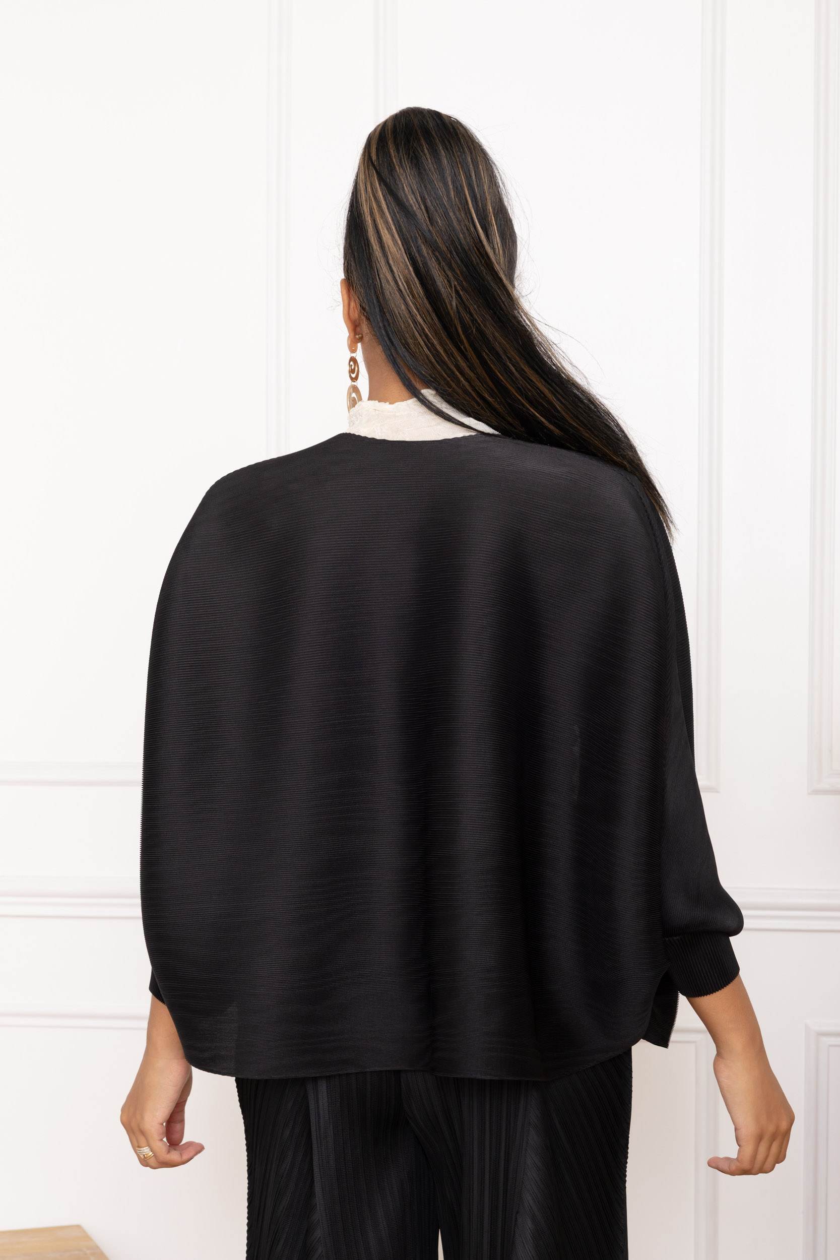 Ilona, la veste courte plissée à manches chauve-souris – Image 11