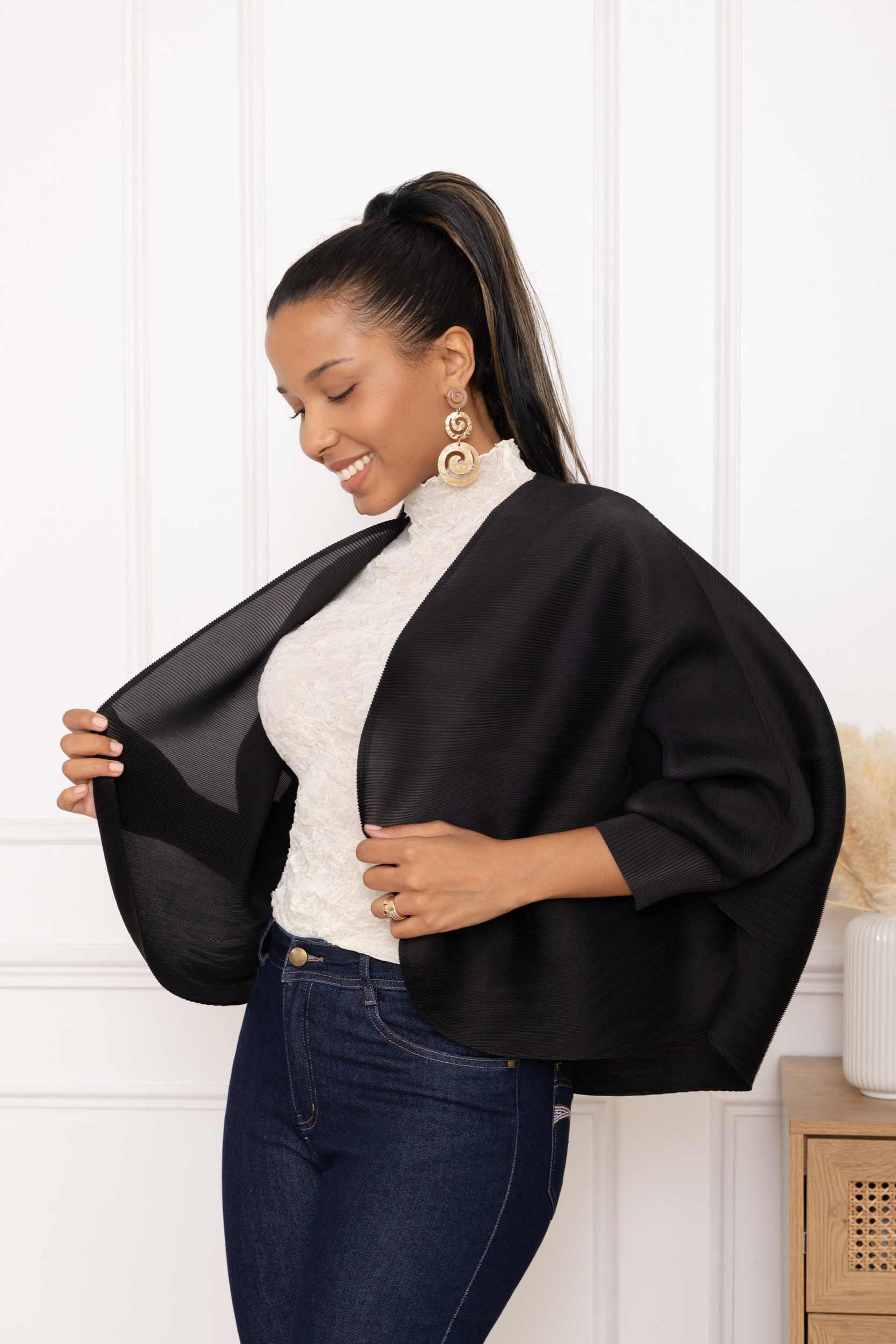 Ilona, la veste courte plissée à manches chauve-souris – Image 6