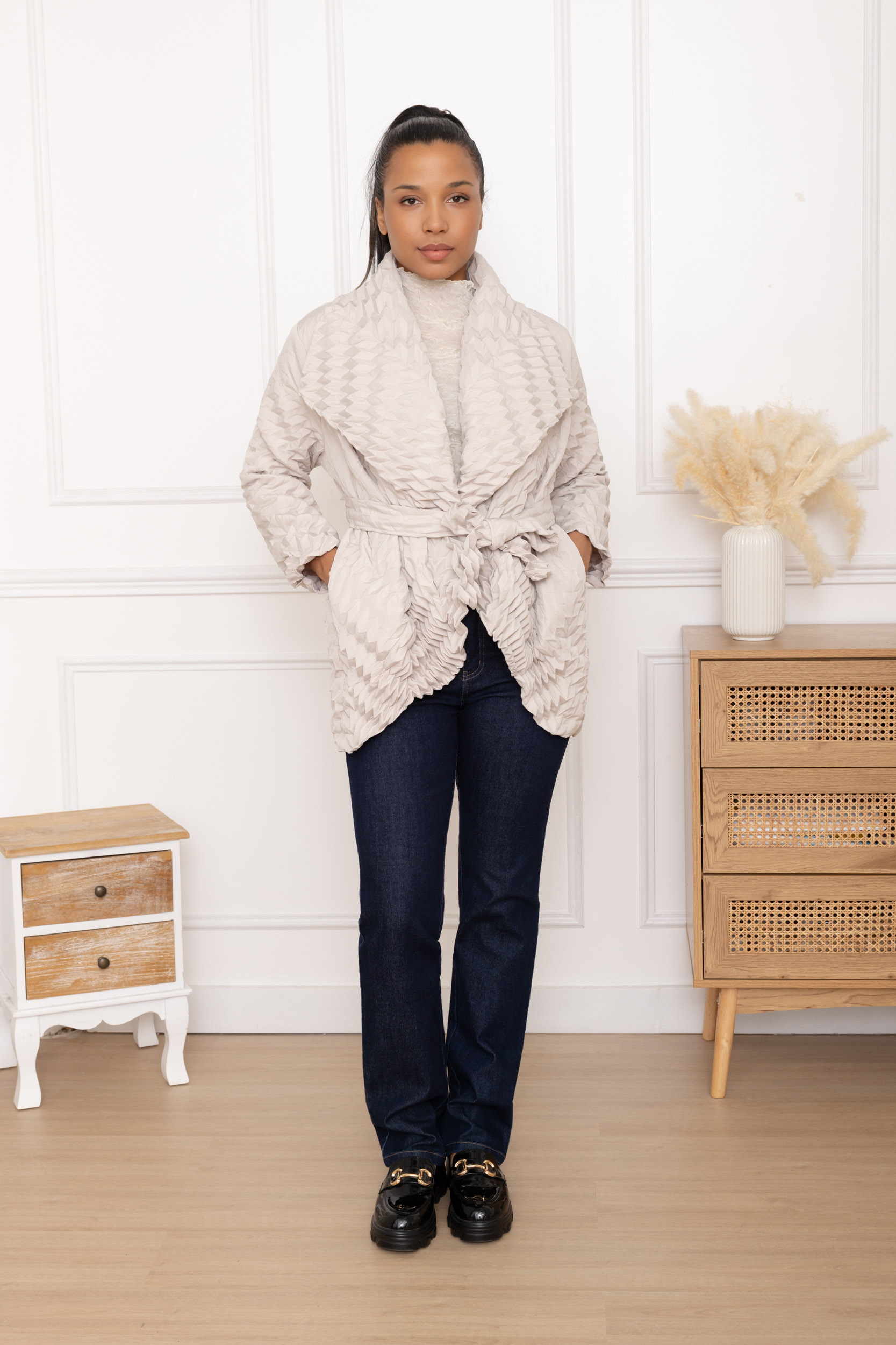 Talia, le manteau texturé croisé ceinturé grand col – Image 6