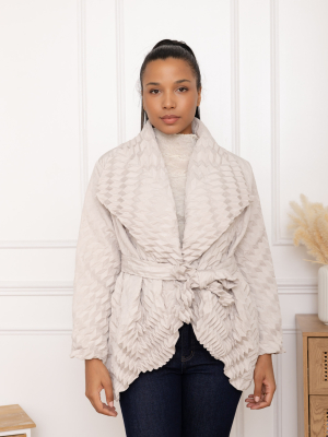 Talia, le manteau texturé croisé ceinturé grand col