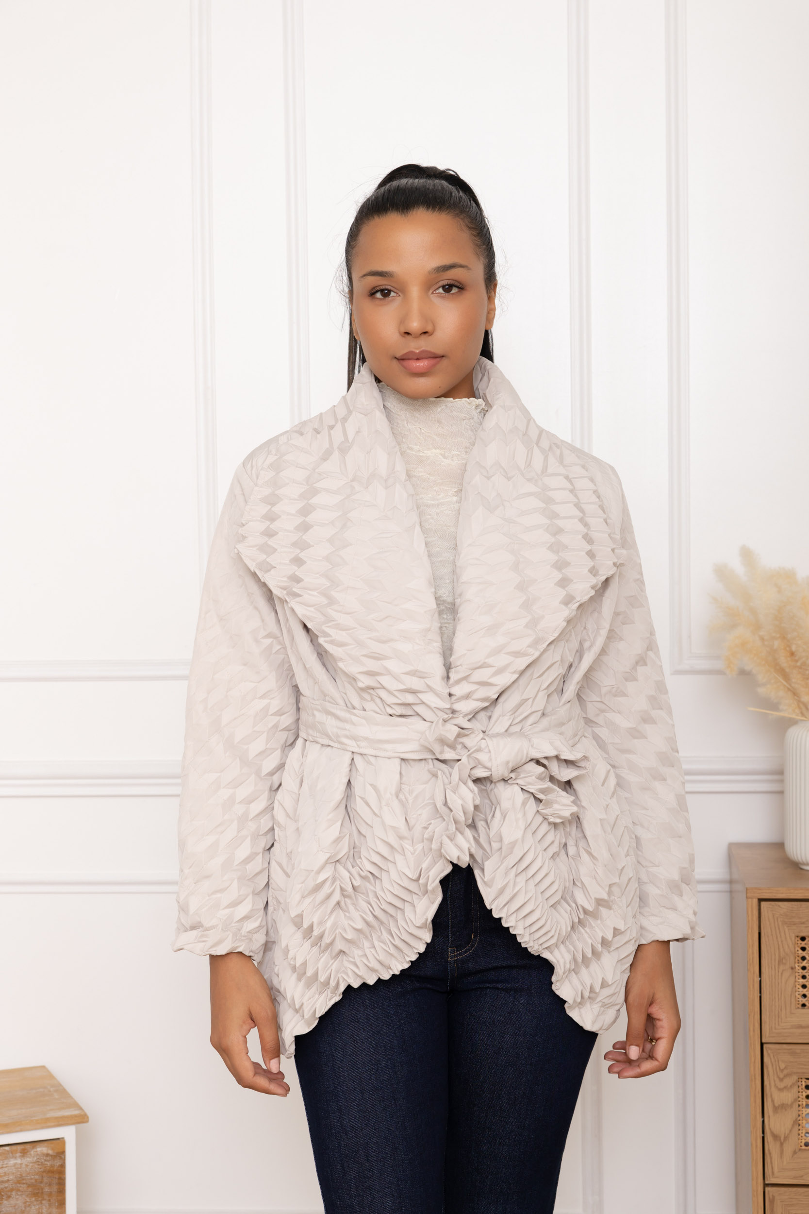 Talia, le manteau texturé croisé ceinturé grand col