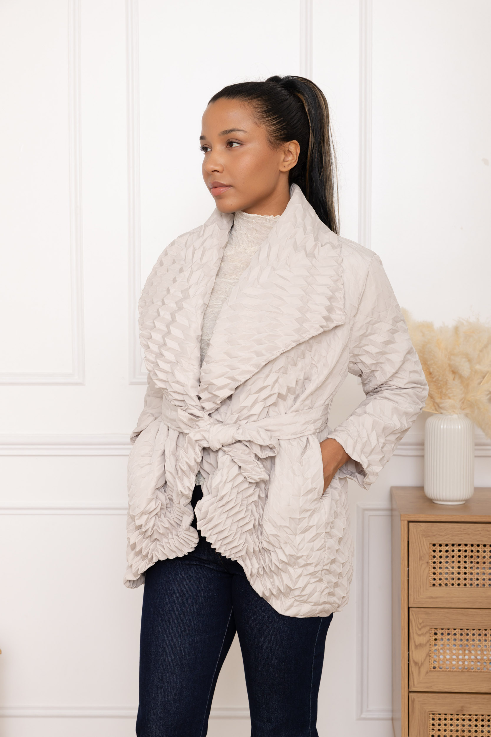 Talia, le manteau texturé croisé ceinturé grand col – Image 5