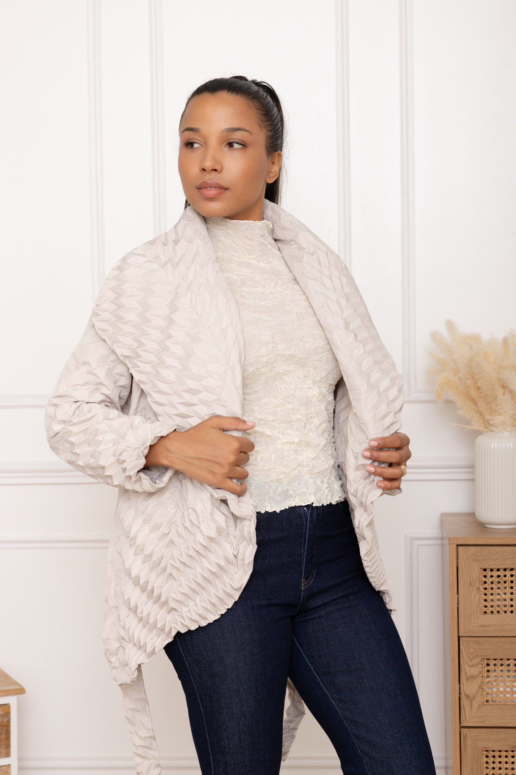 Talia, le manteau texturé croisé ceinturé grand col – Image 3