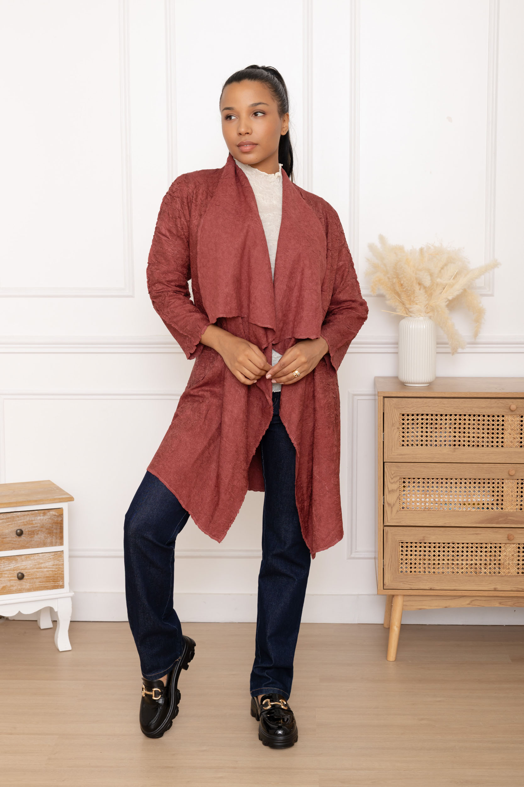 Anouk, le gilet long asymétrique en matière froissée – Image 3