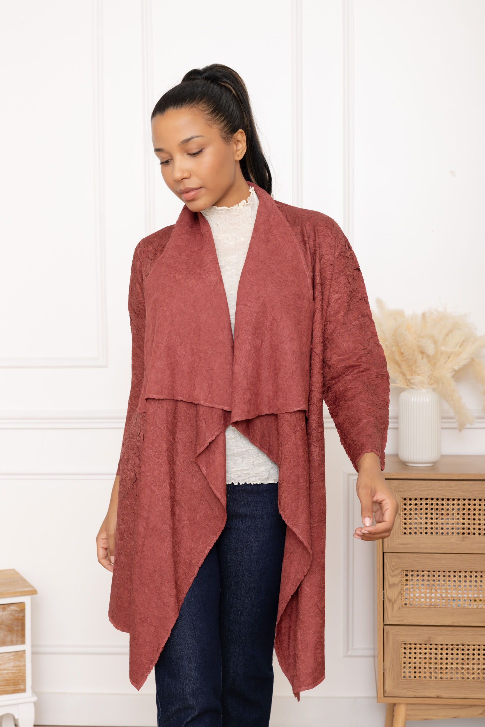 Anouk, le gilet long asymétrique en matière froissée – Image 5