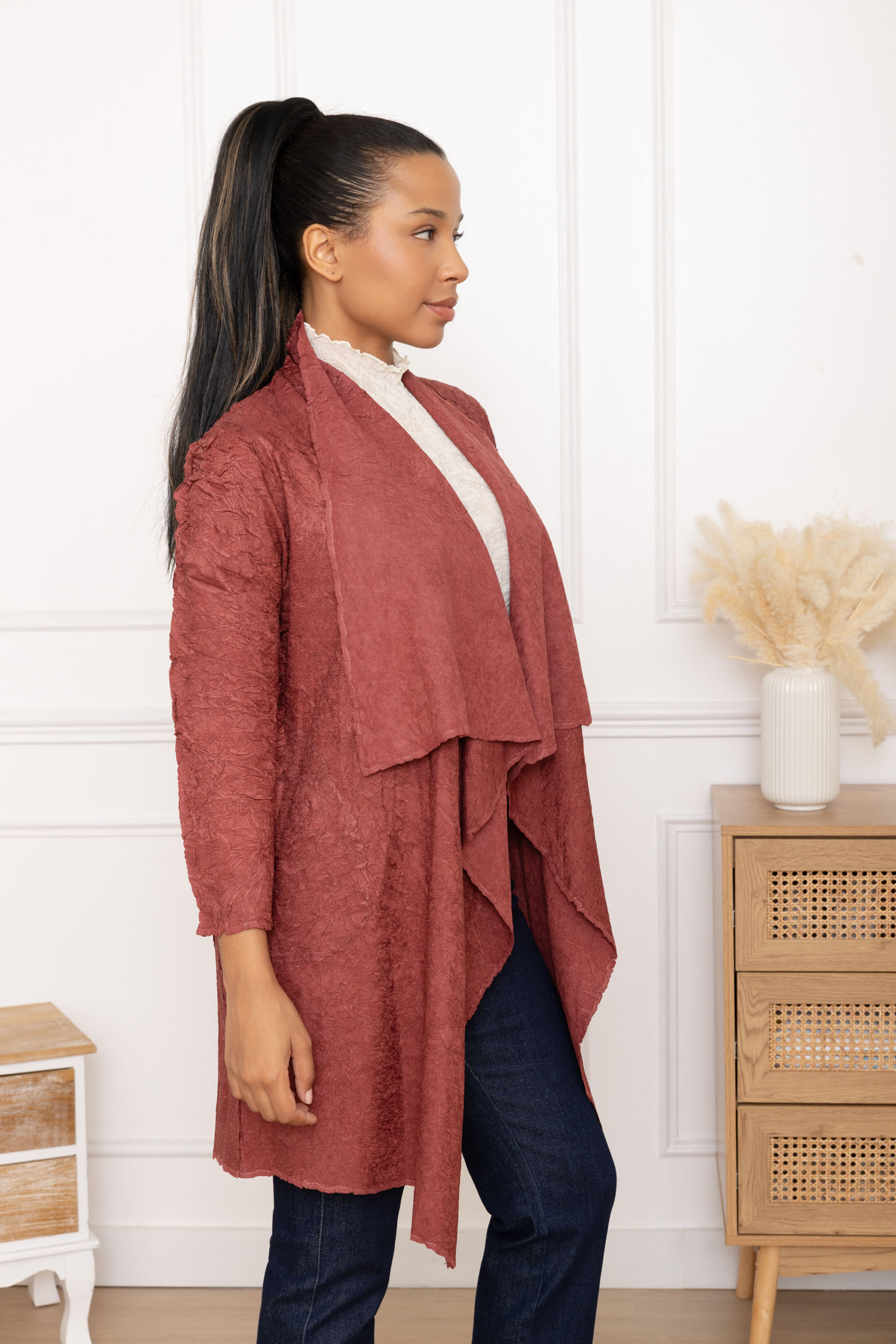 Anouk, le gilet long asymétrique en matière froissée – Image 7