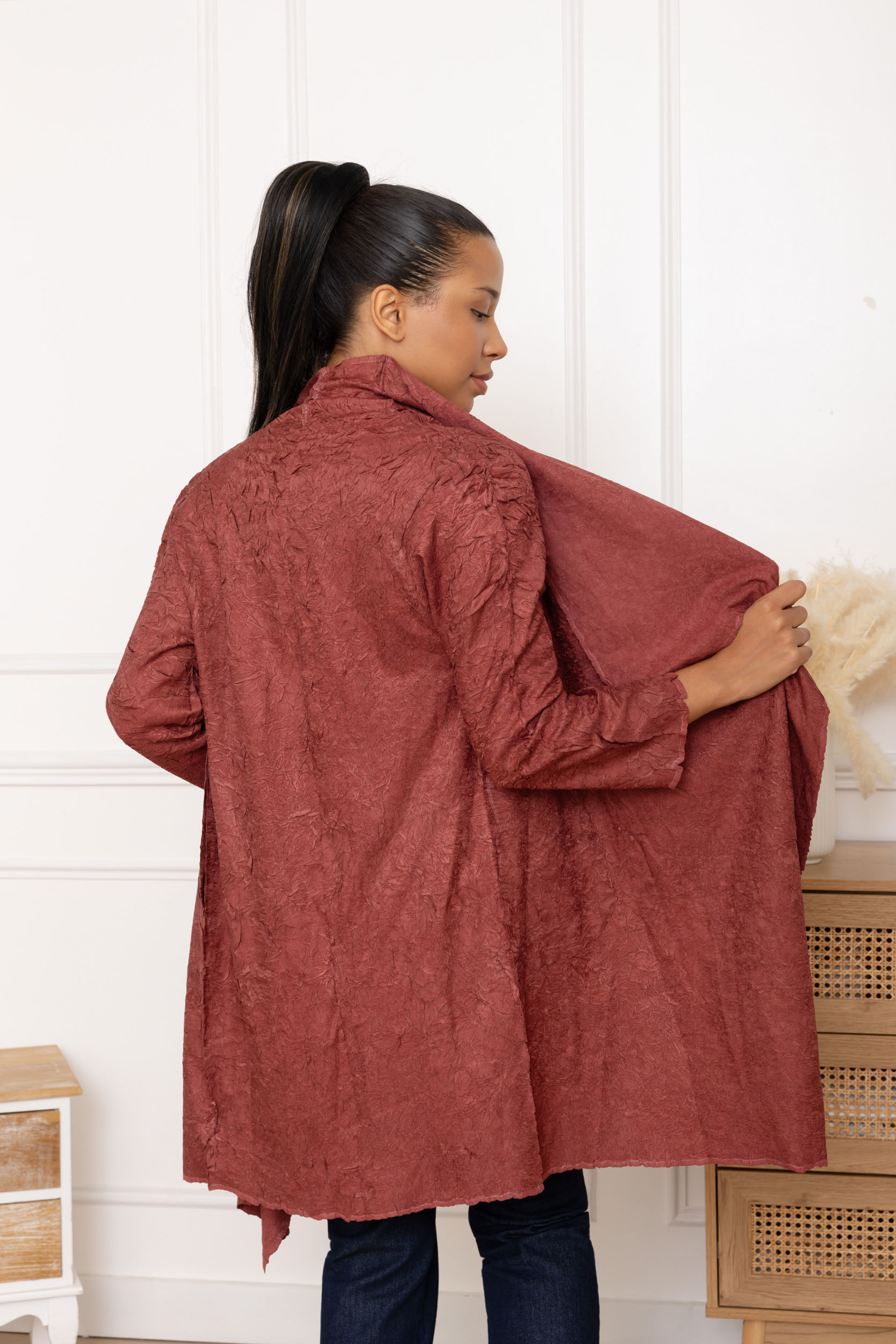 Anouk, le gilet long asymétrique en matière froissée – Image 11