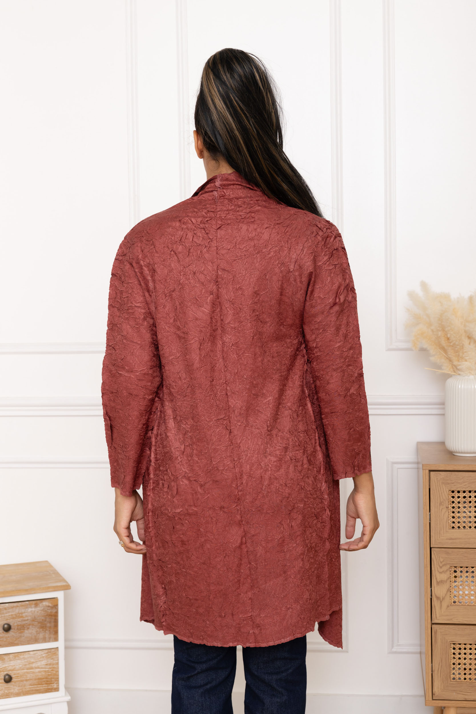Anouk, le gilet long asymétrique en matière froissée – Image 9