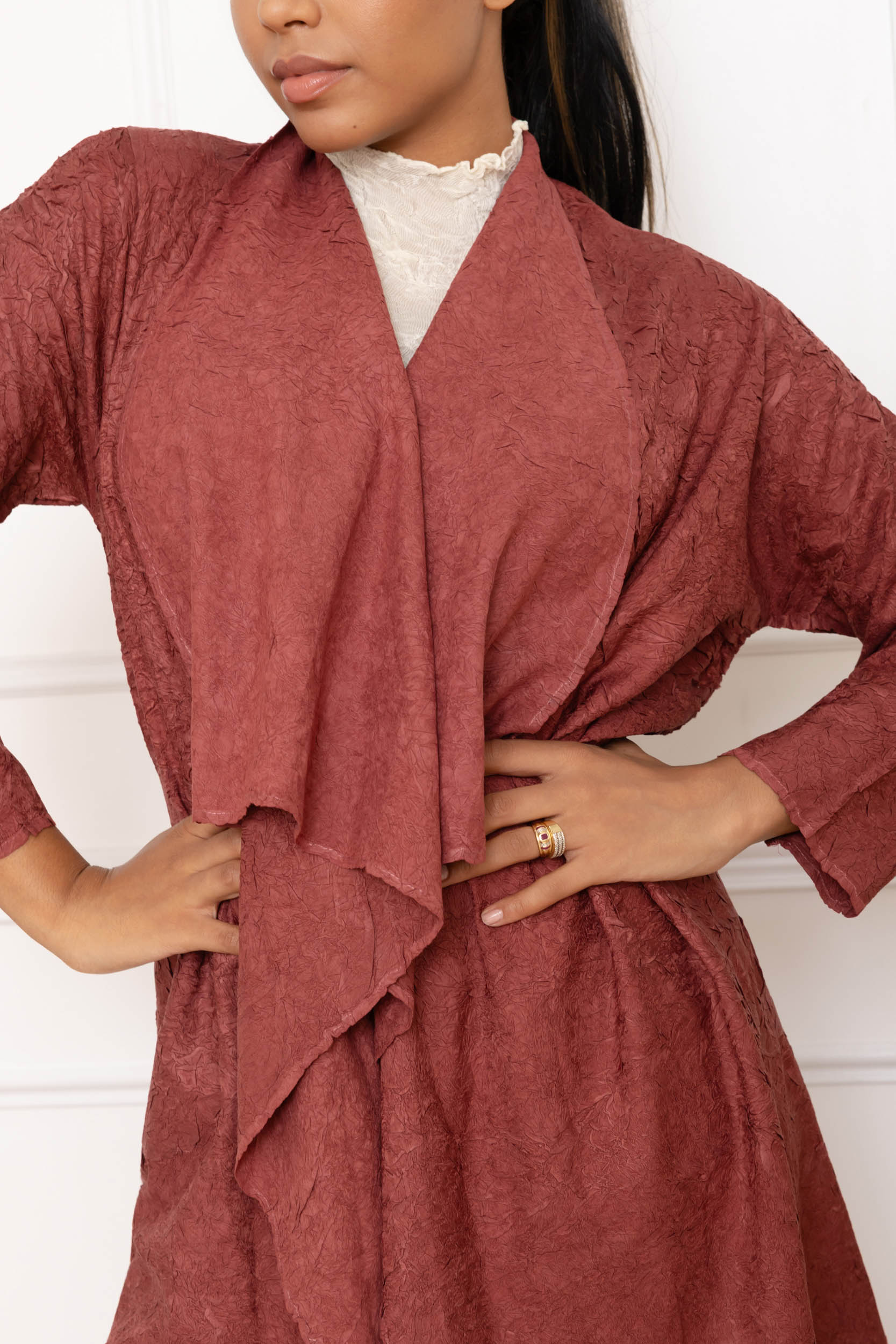 Anouk, le gilet long asymétrique en matière froissée – Image 13