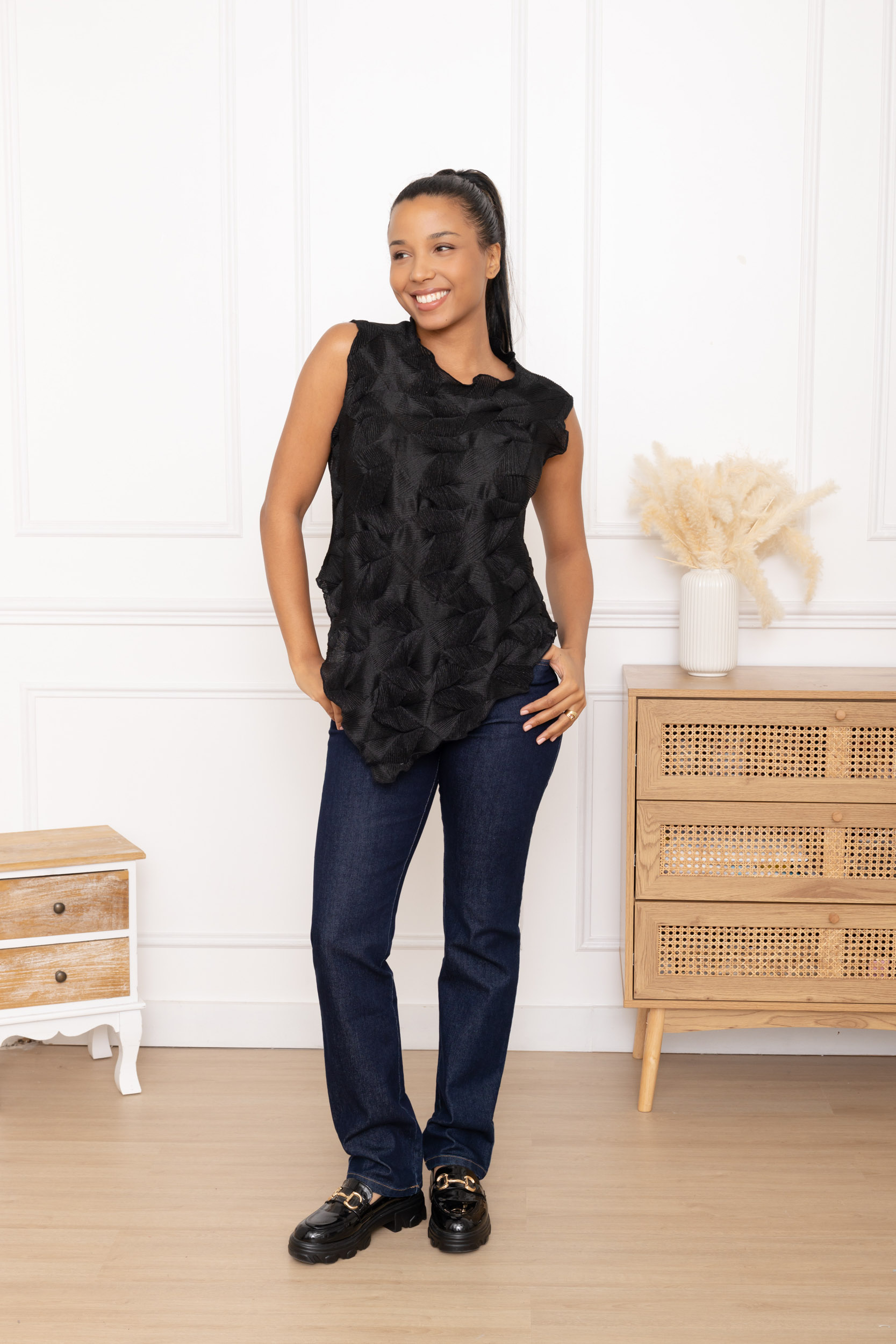 Aria, le top asymétrique texturé sans manches pailleté – Image 2