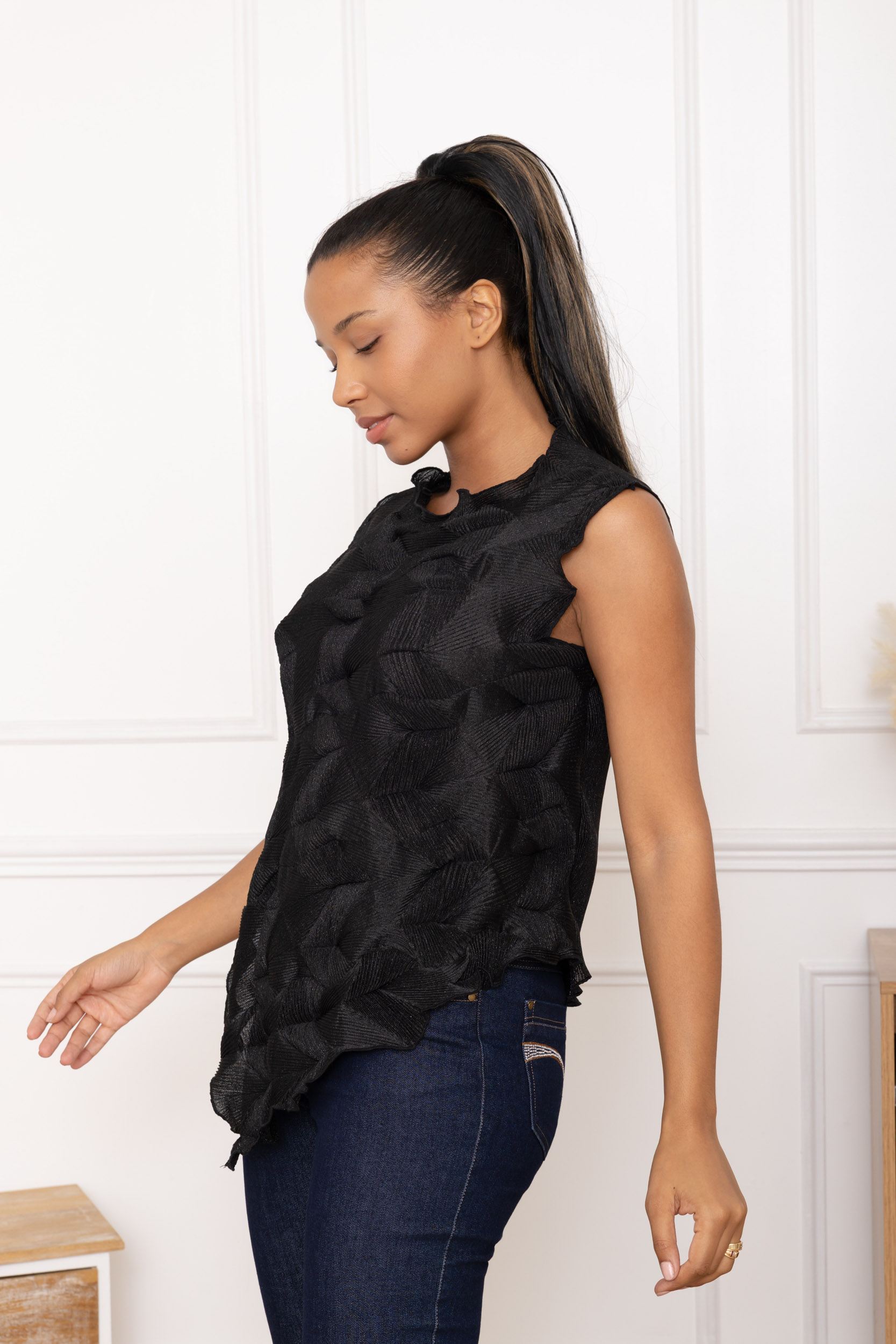 Aria, le top asymétrique texturé sans manches pailleté – Image 4