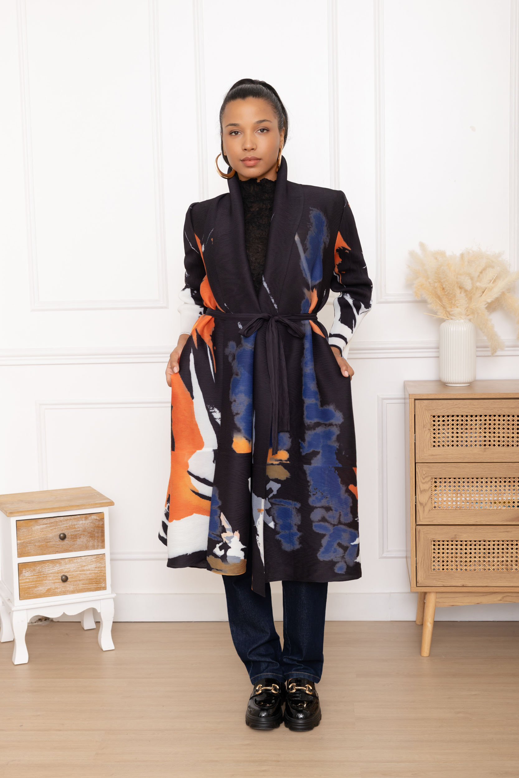 Sora, l'ensemble robe fourreau et manteau ceinturé imprimé abstrait – Image 16