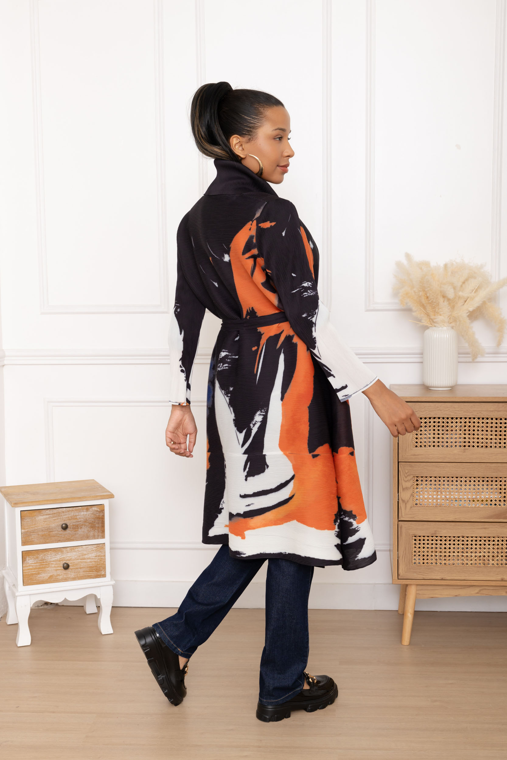 Sora, l'ensemble robe fourreau et manteau ceinturé imprimé abstrait – Image 13