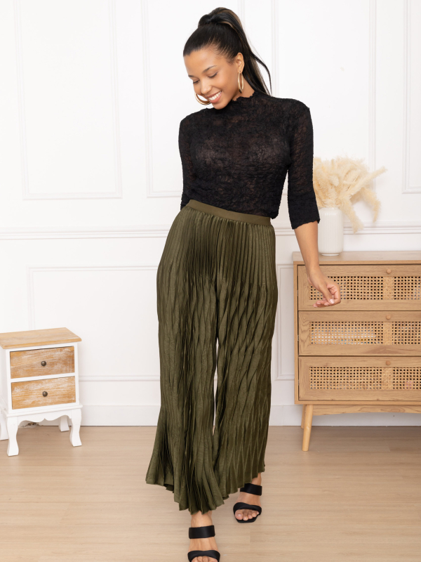 Annabelle, le pantalon large plissé satiné à relief