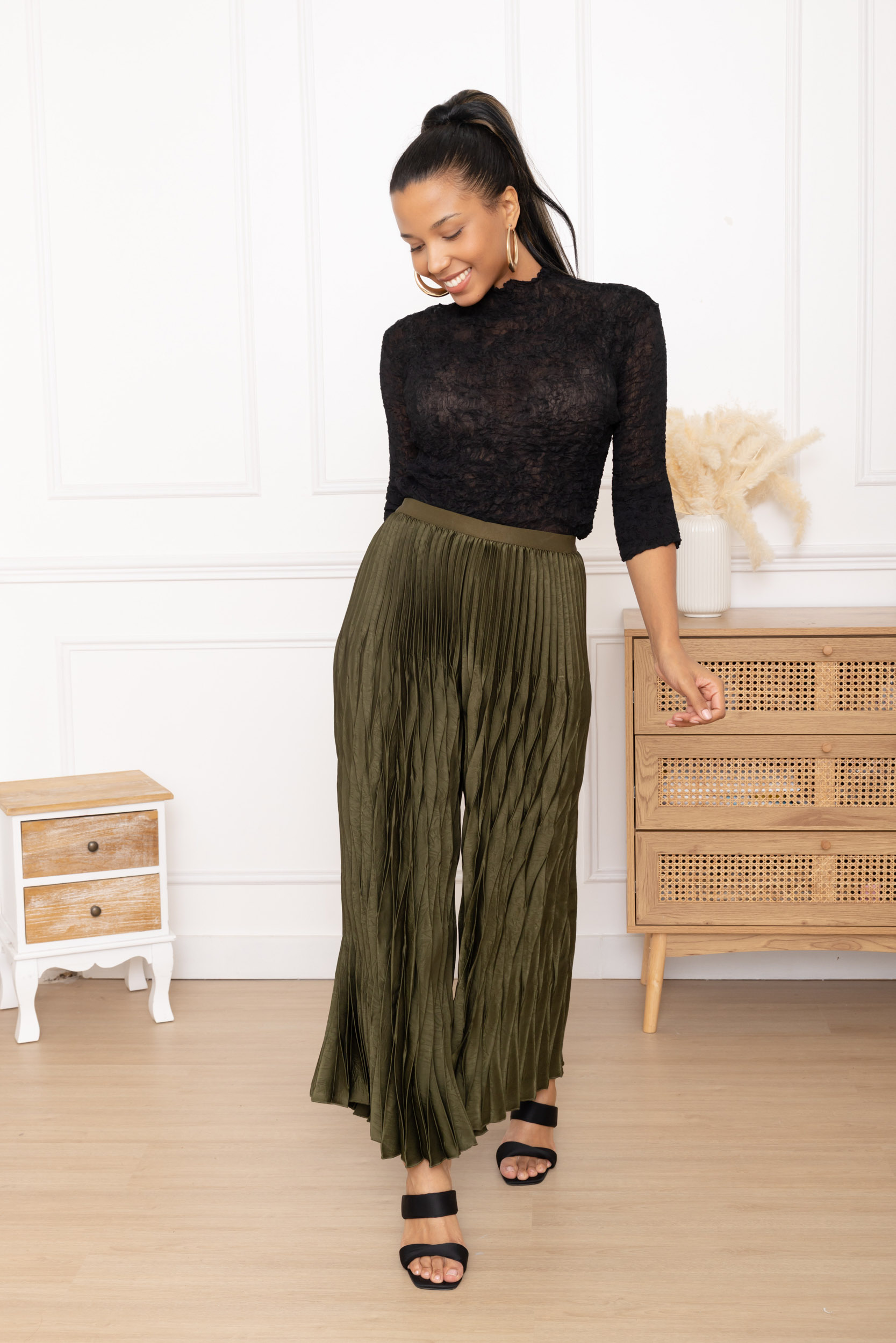 Annabelle, le pantalon large plissé satiné à relief