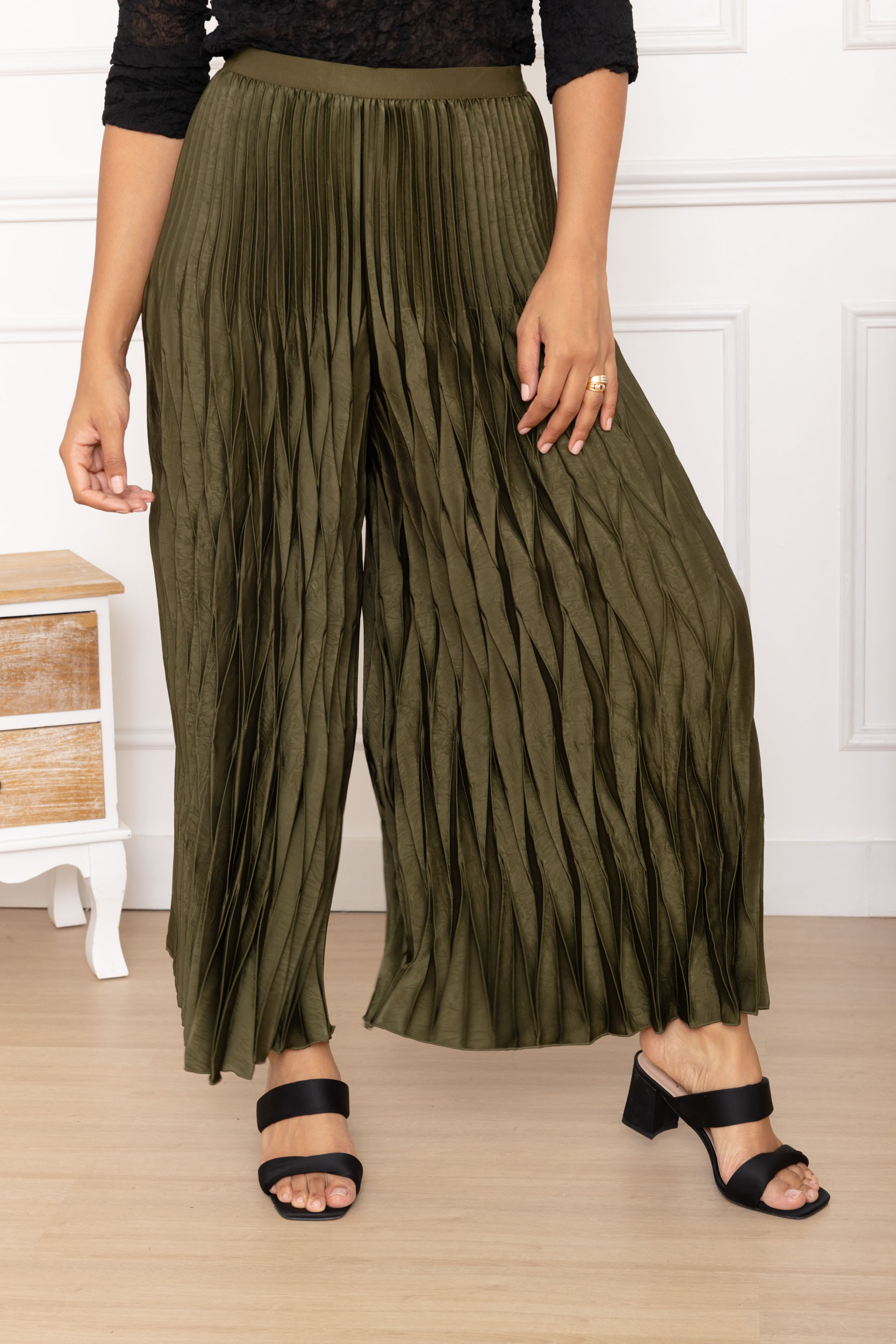 Annabelle, le pantalon large plissé satiné à relief – Image 6