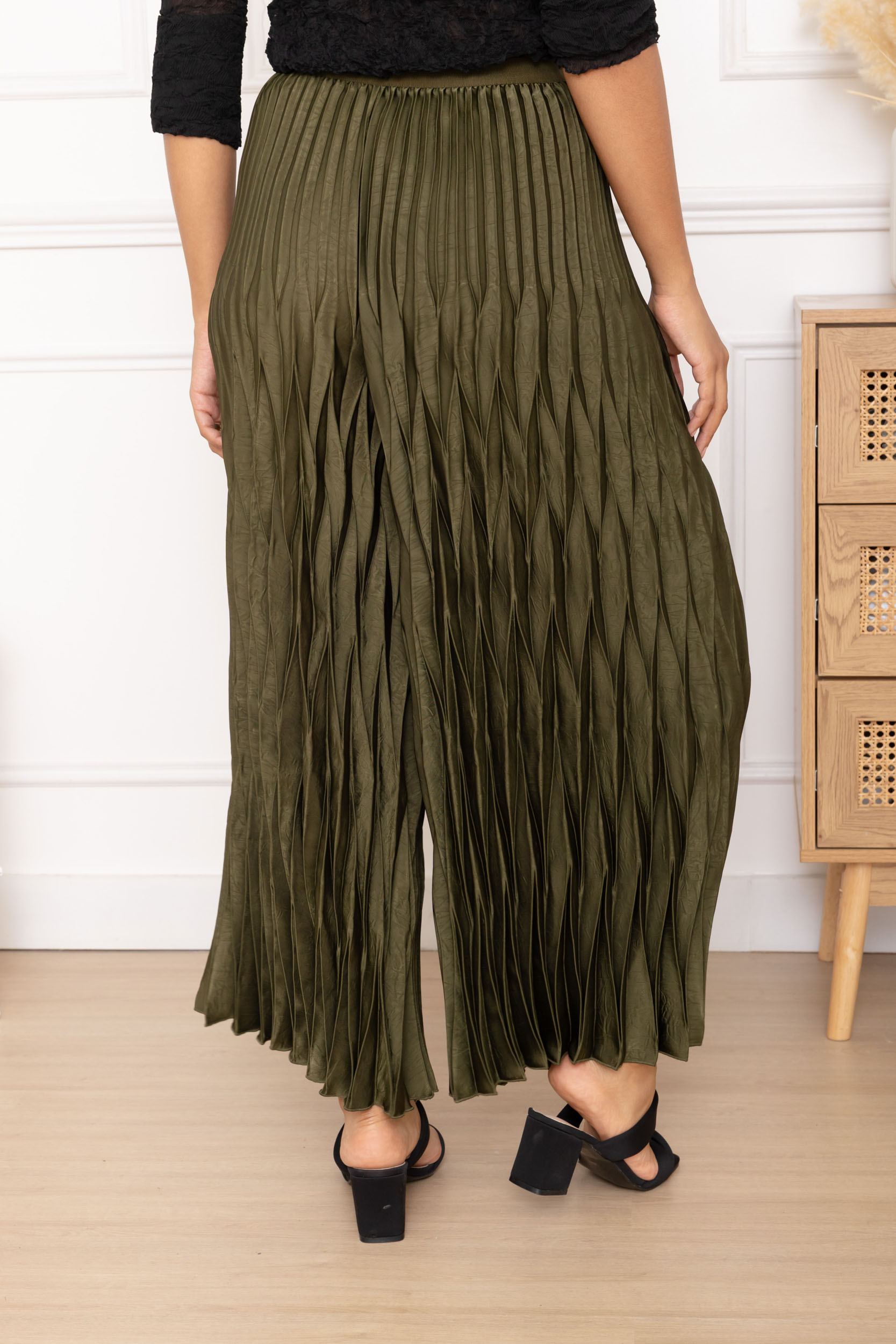 Annabelle, le pantalon large plissé satiné à relief – Image 3