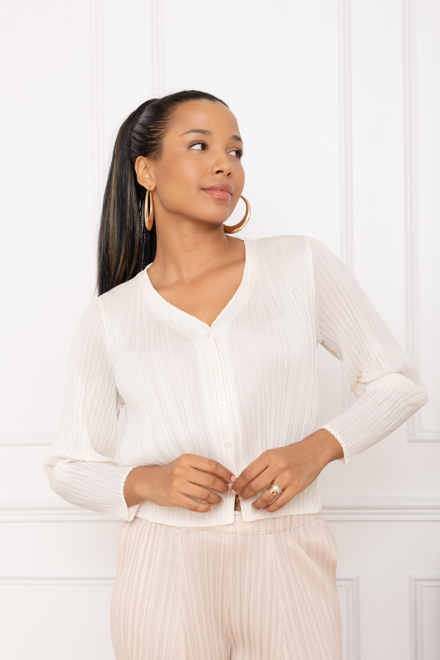 Célia, le gilet plissé boutonné col en V – Image 4