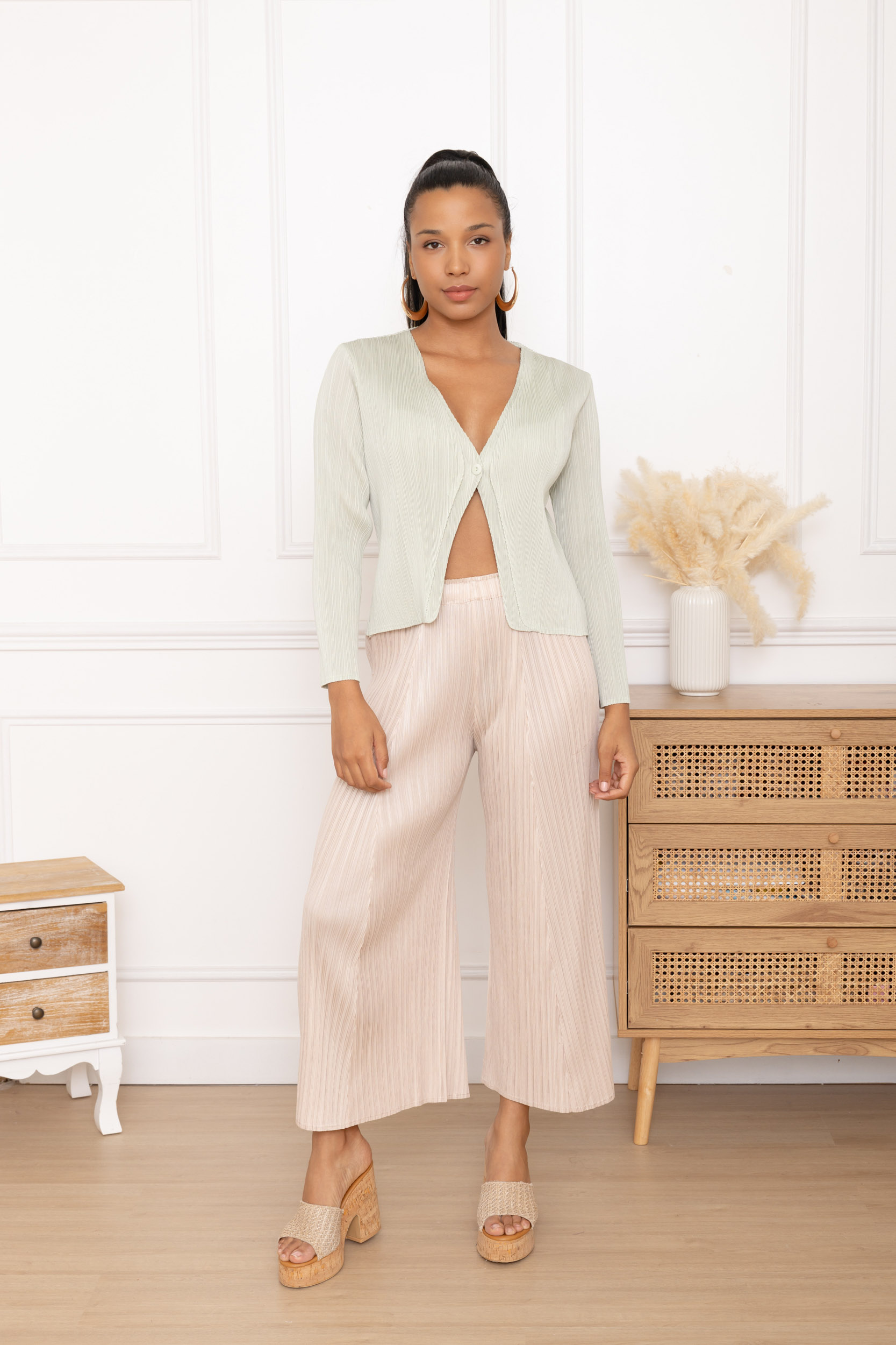Rose, le gilet plissé court à bouton unique – Image 6