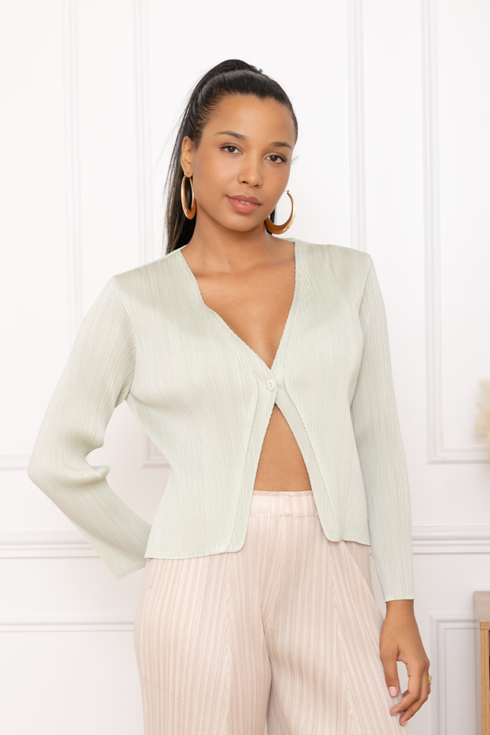 Rose, le gilet plissé court à bouton unique – Image 7