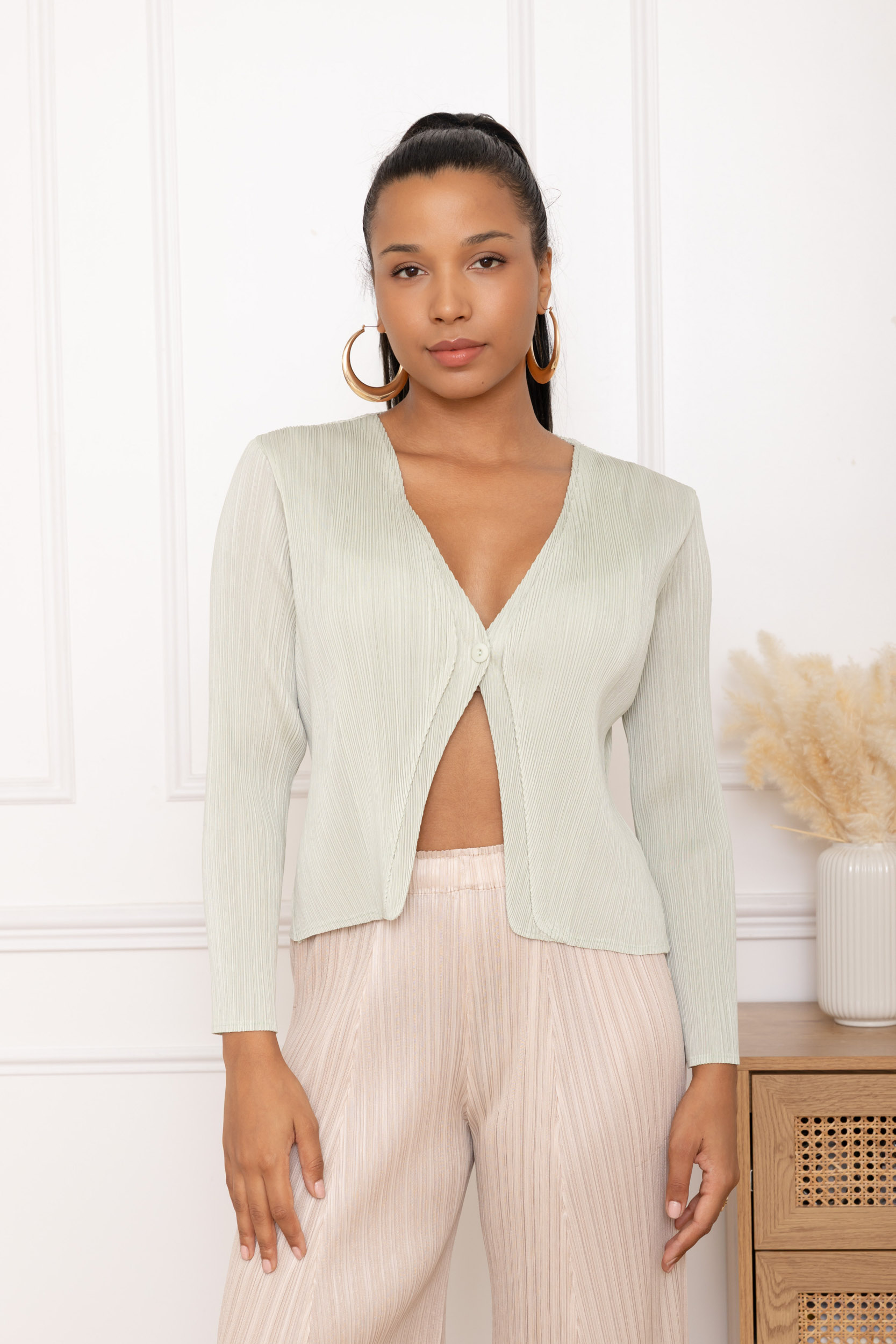 Rose, le gilet plissé court à bouton unique – Image 10