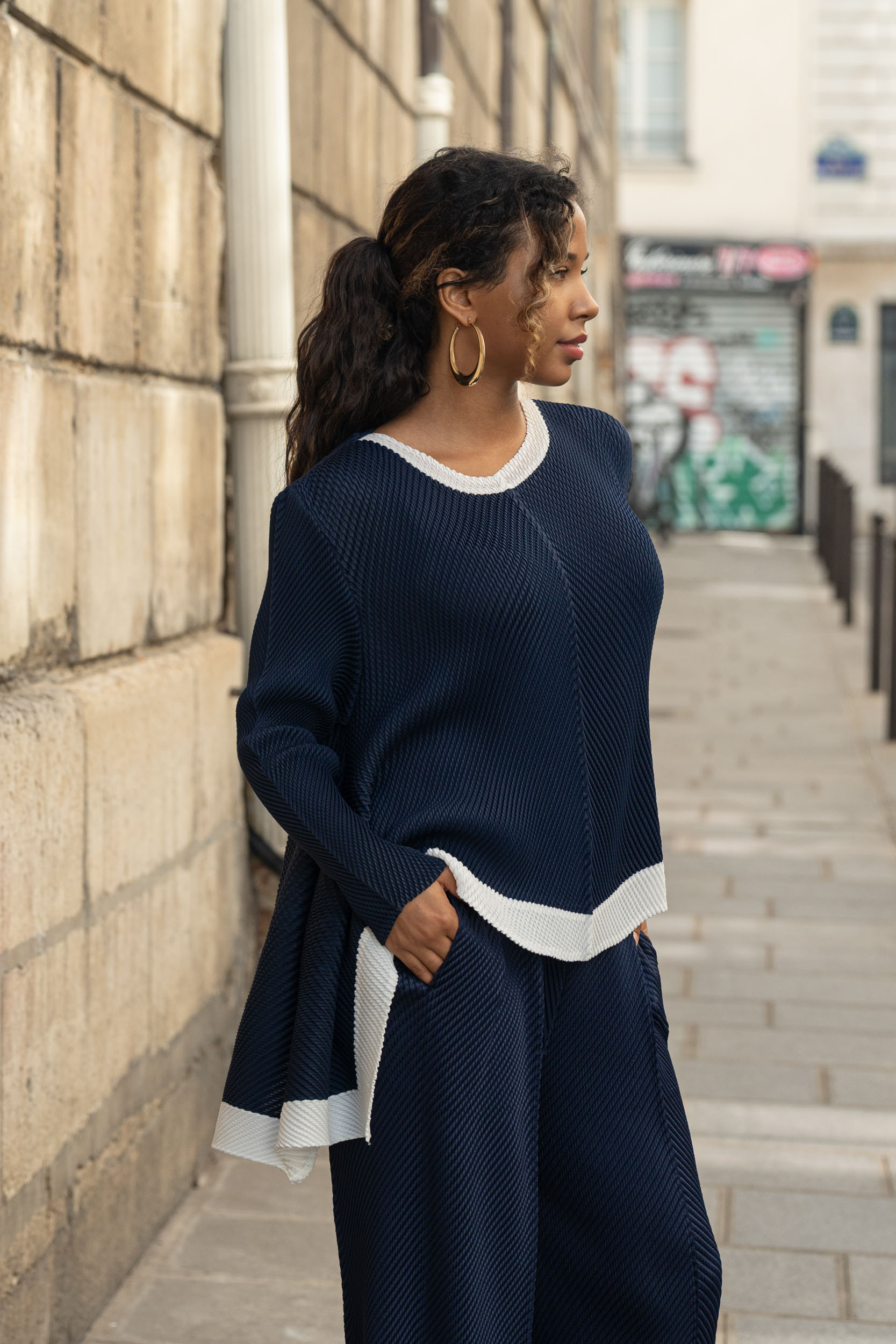 Léa, le top oversize bicolore à ourlet asymétrique – Image 7