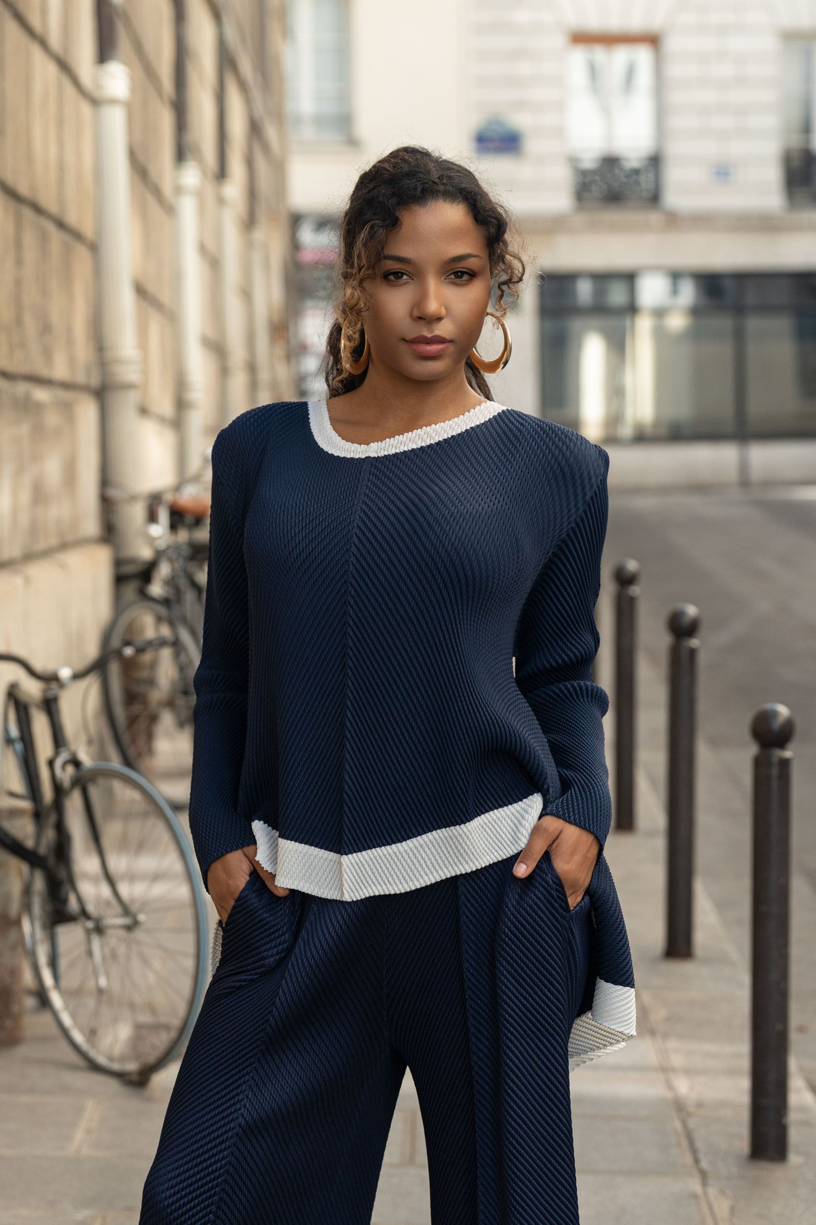Léa, le top oversize bicolore à ourlet asymétrique – Image 8