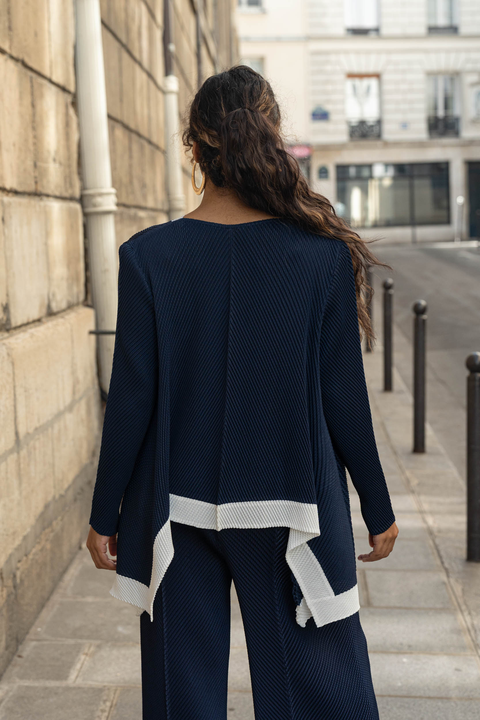 Léa, le top oversize bicolore à ourlet asymétrique – Image 9