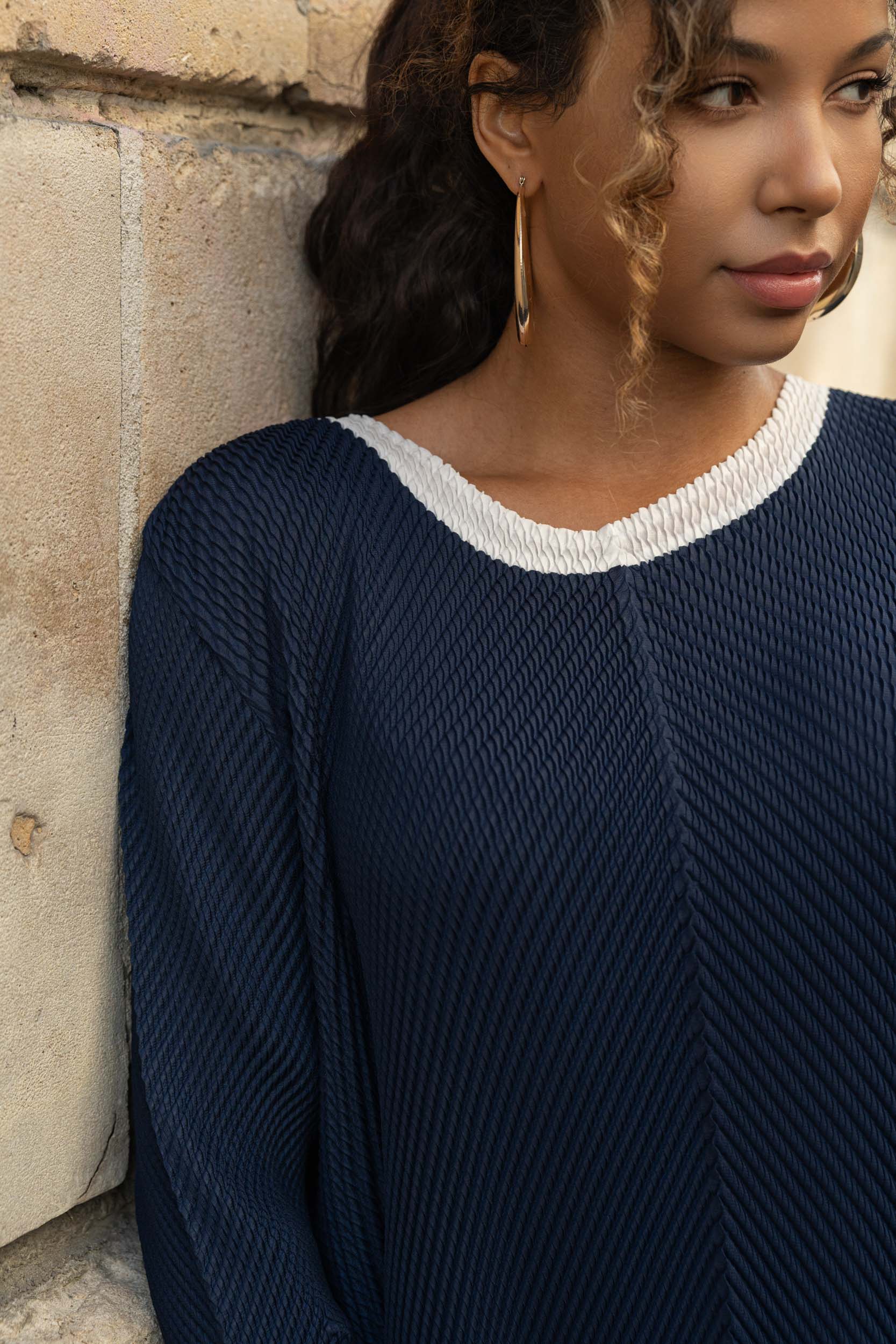 Léa, le top oversize bicolore à ourlet asymétrique – Image 6