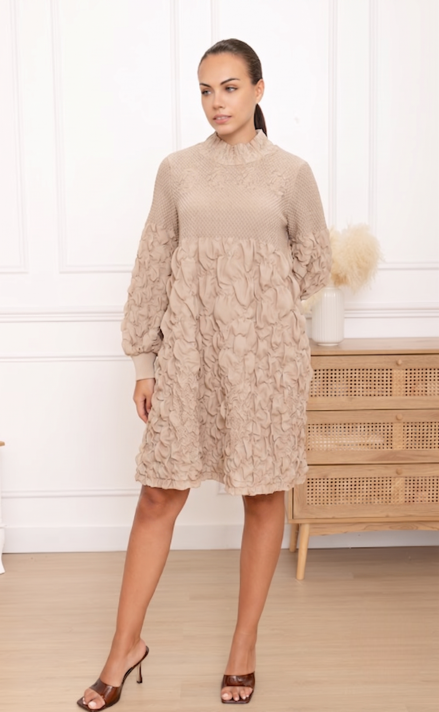 Adèle, la robe froissée courte col montant froncé – Image 7