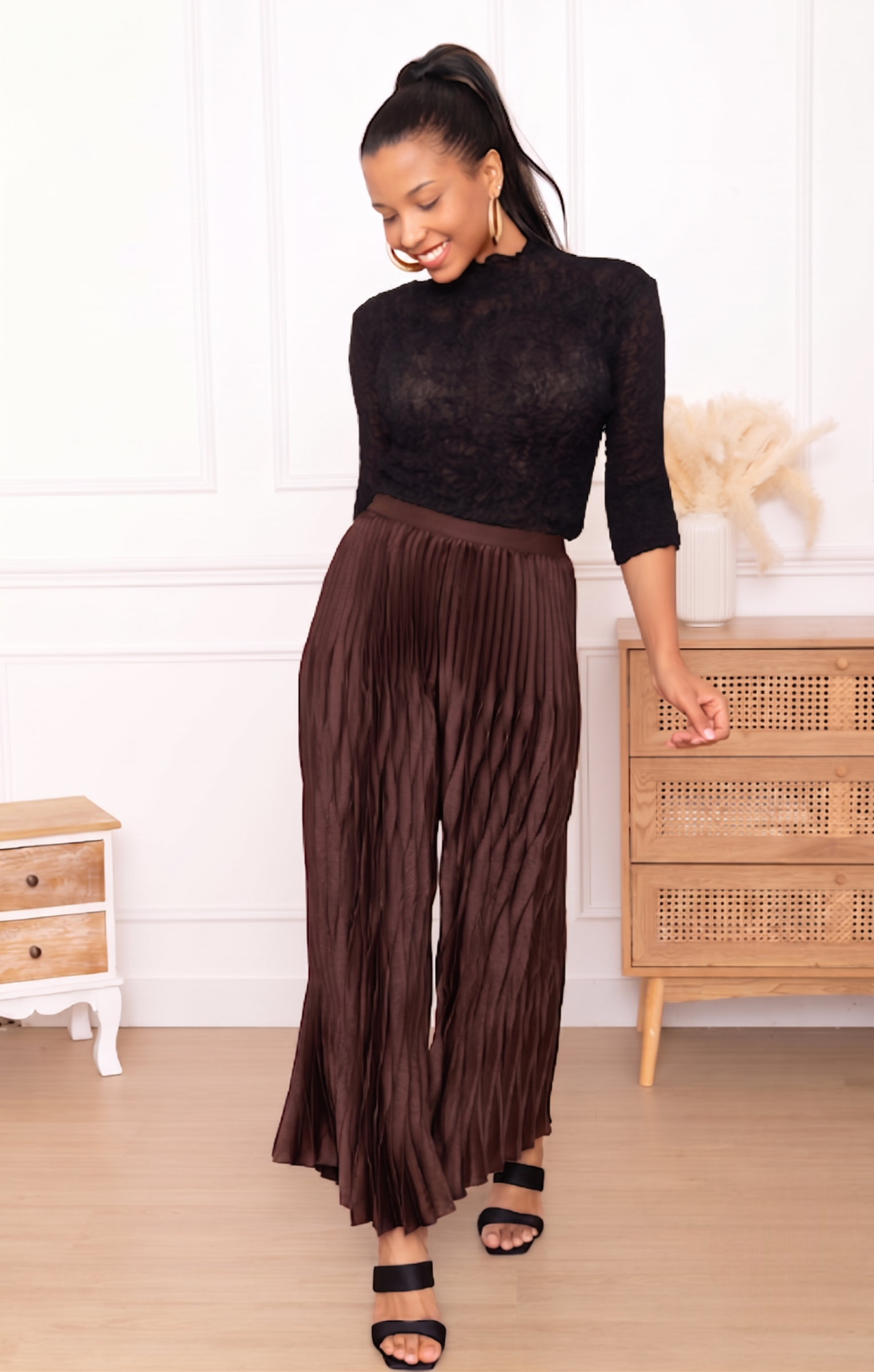 Annabelle, le pantalon large plissé satiné à relief – Image 9