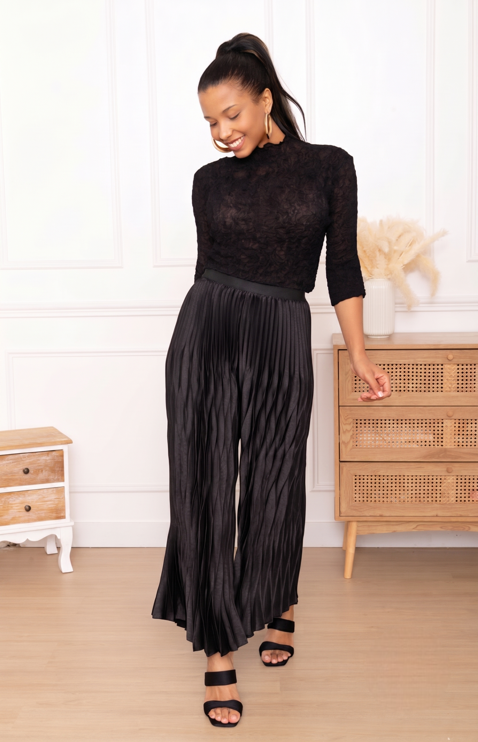 Annabelle, le pantalon large plissé satiné à relief – Image 7