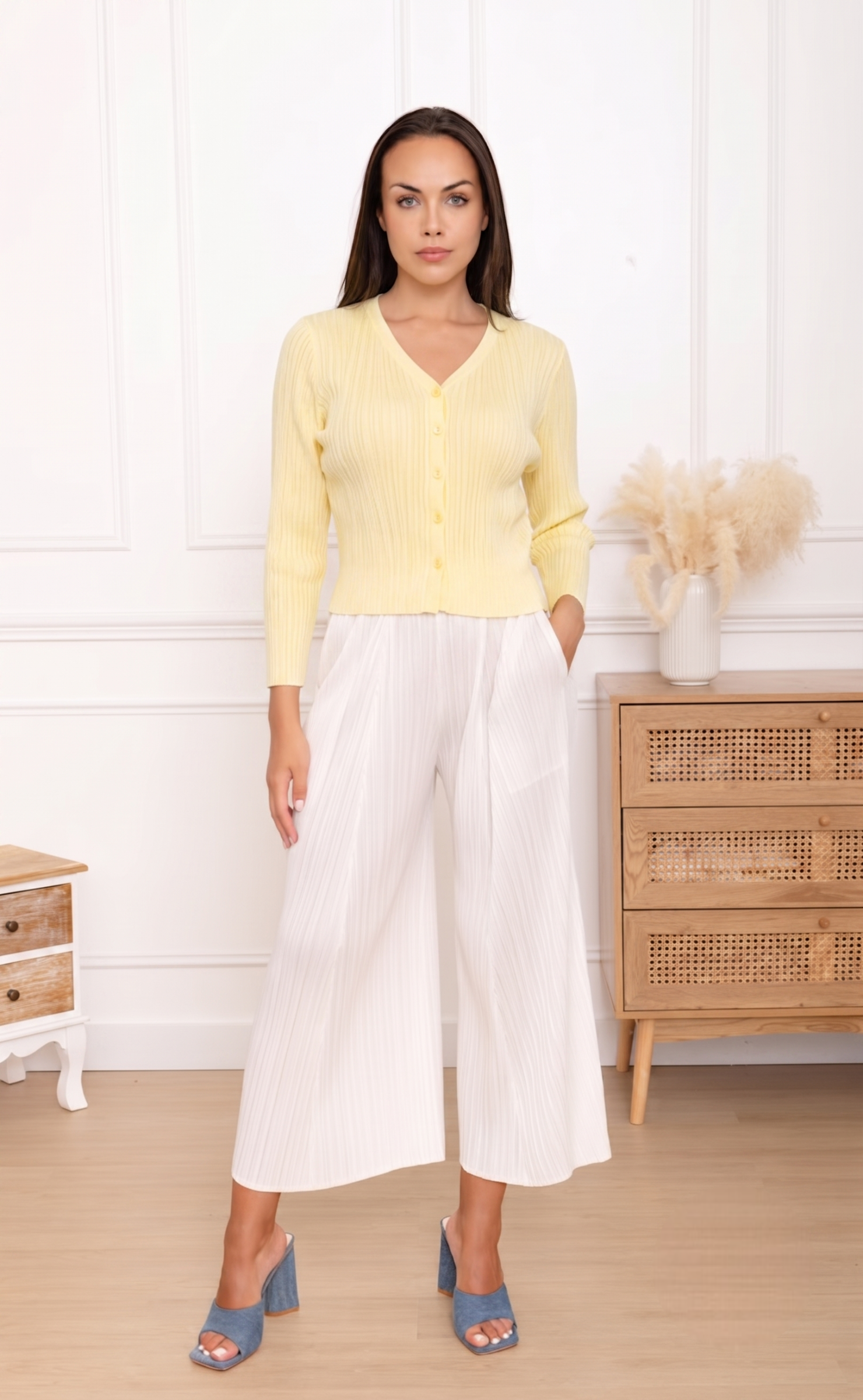 Célia, le gilet plissé boutonné col en V – Image 15