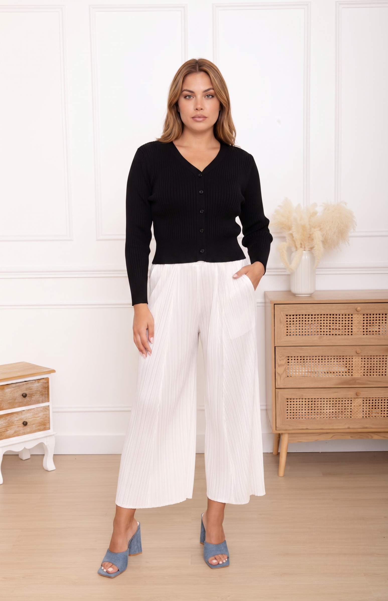 Célia, le gilet plissé boutonné col en V – Image 13