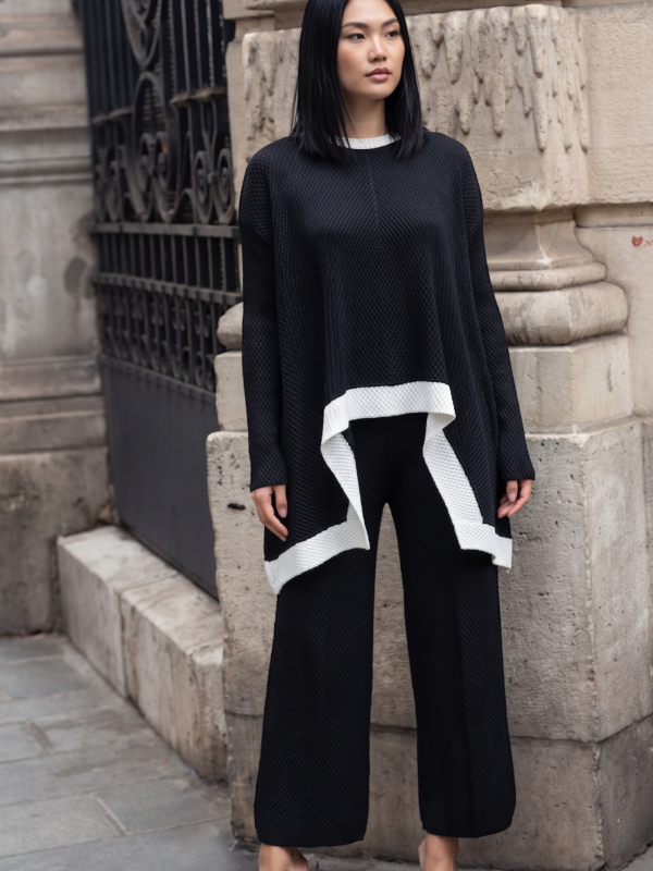 Léa, le top oversize bicolore à ourlet asymétrique - Noir